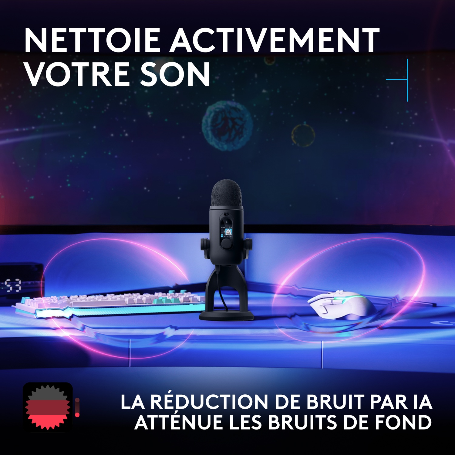 Un microphone noir sur un bureau bleu devant un clavier, une souris et un écran.