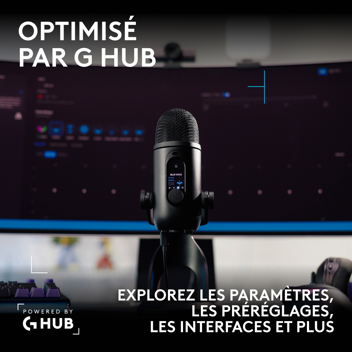 Un microphone noir devant un écran, avec du texte superposé et la marque G HUB.