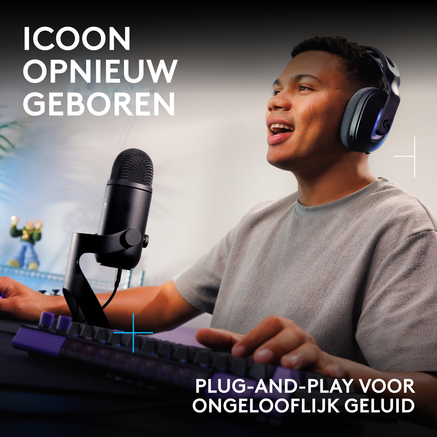 Een jonge man met een koptelefoon praat in een microfoon terwijl hij typt.