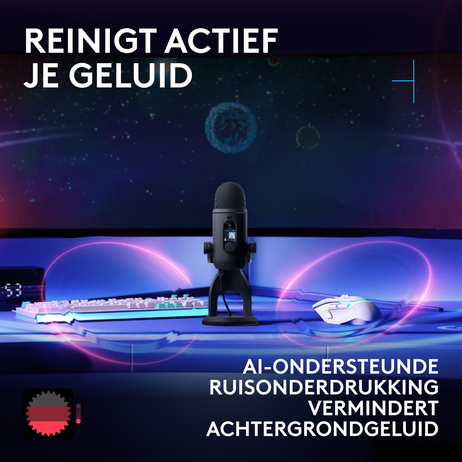 Een zwarte microfoon staat op een bureau met gamingtoetsenbord, muis en blauwe neonverlichting.