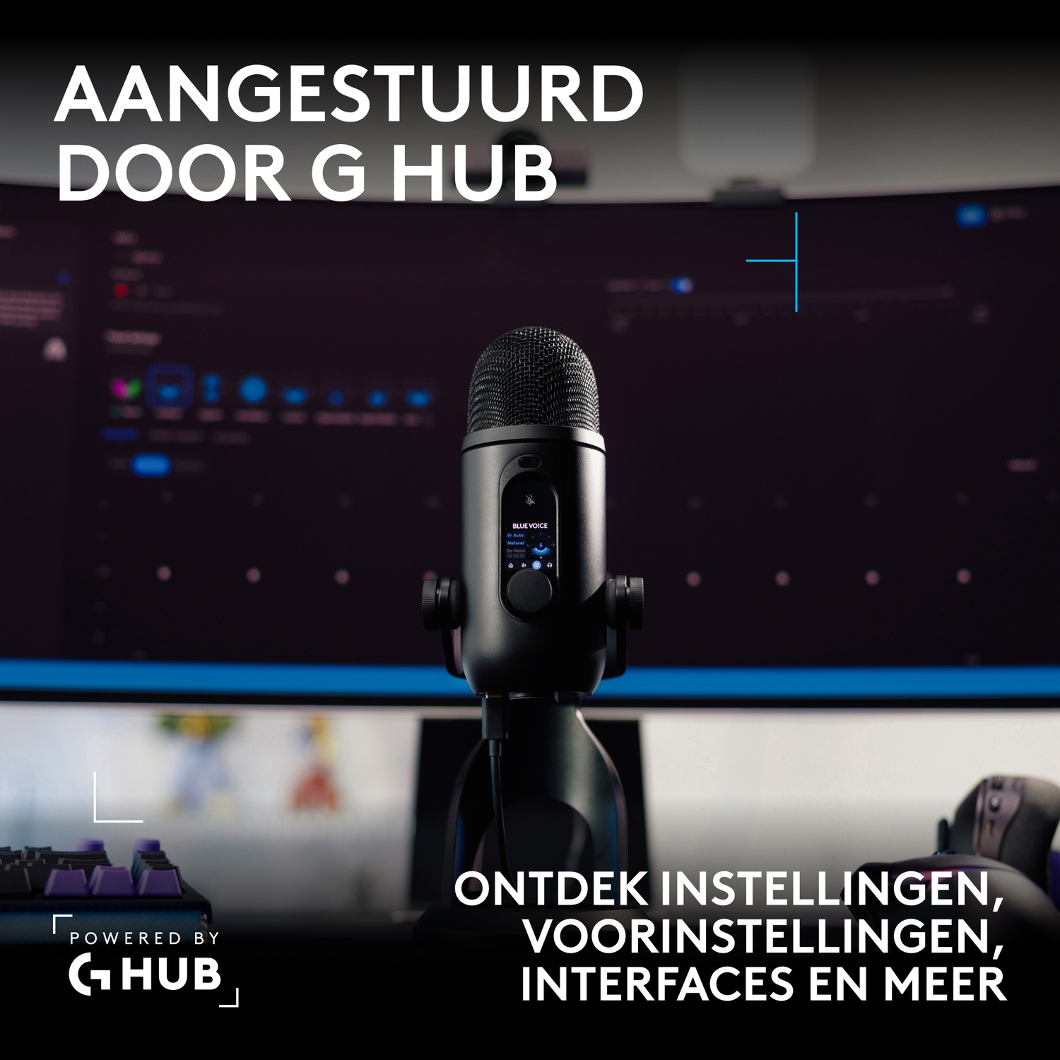 Een zwarte microfoon staat voor een monitor, met tekstoverlays boven en onder.