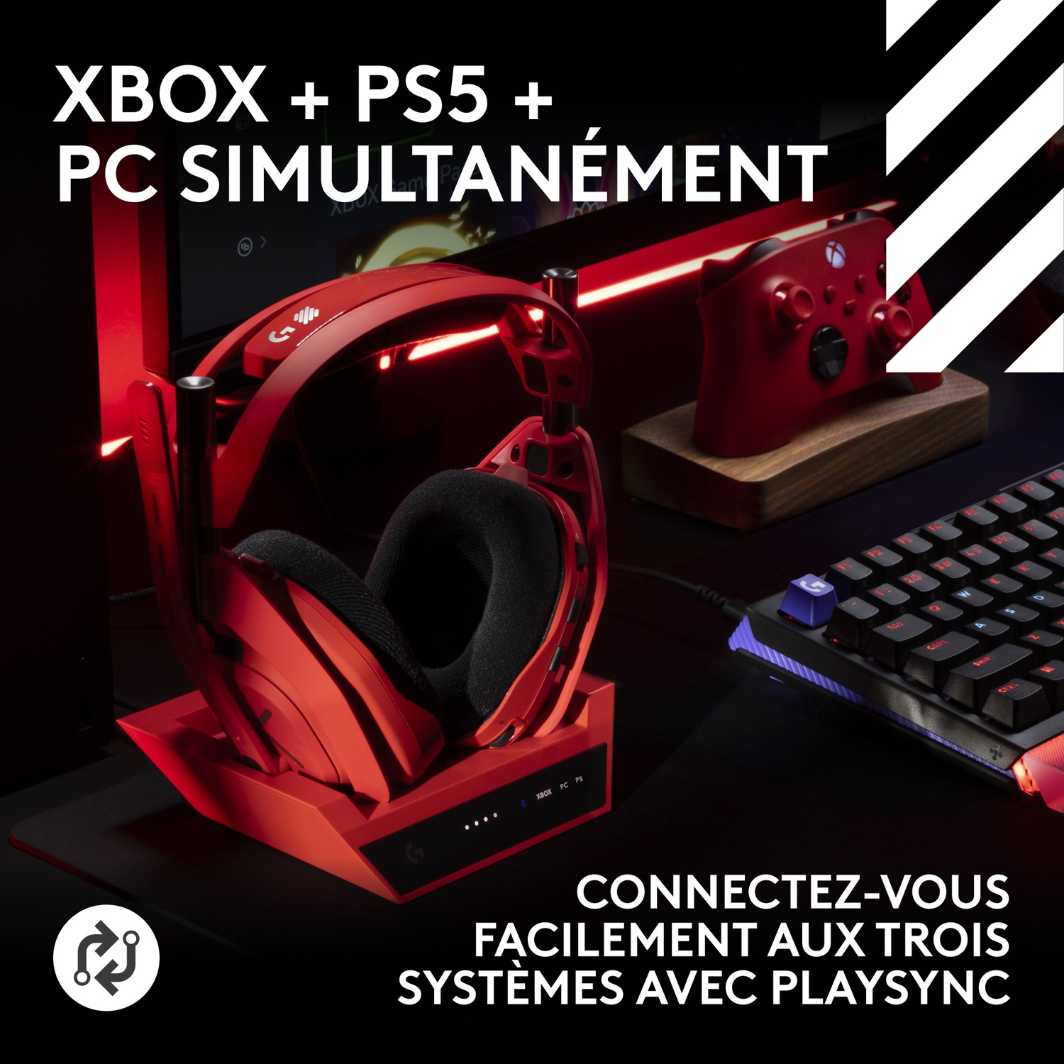 Casque de jeu rouge sur station de charge, manette rouge et clavier rétroéclairé.