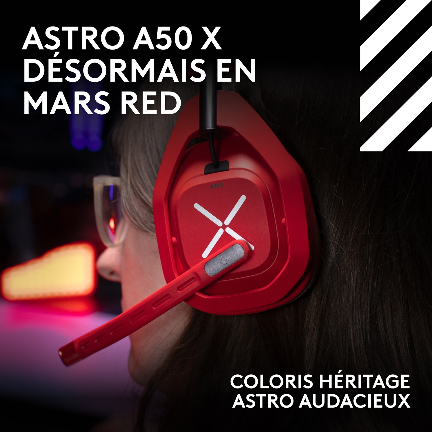 Une personne porte un casque de jeu Astro A50 X rouge vif avec un microphone, avec du texte promotionnel.