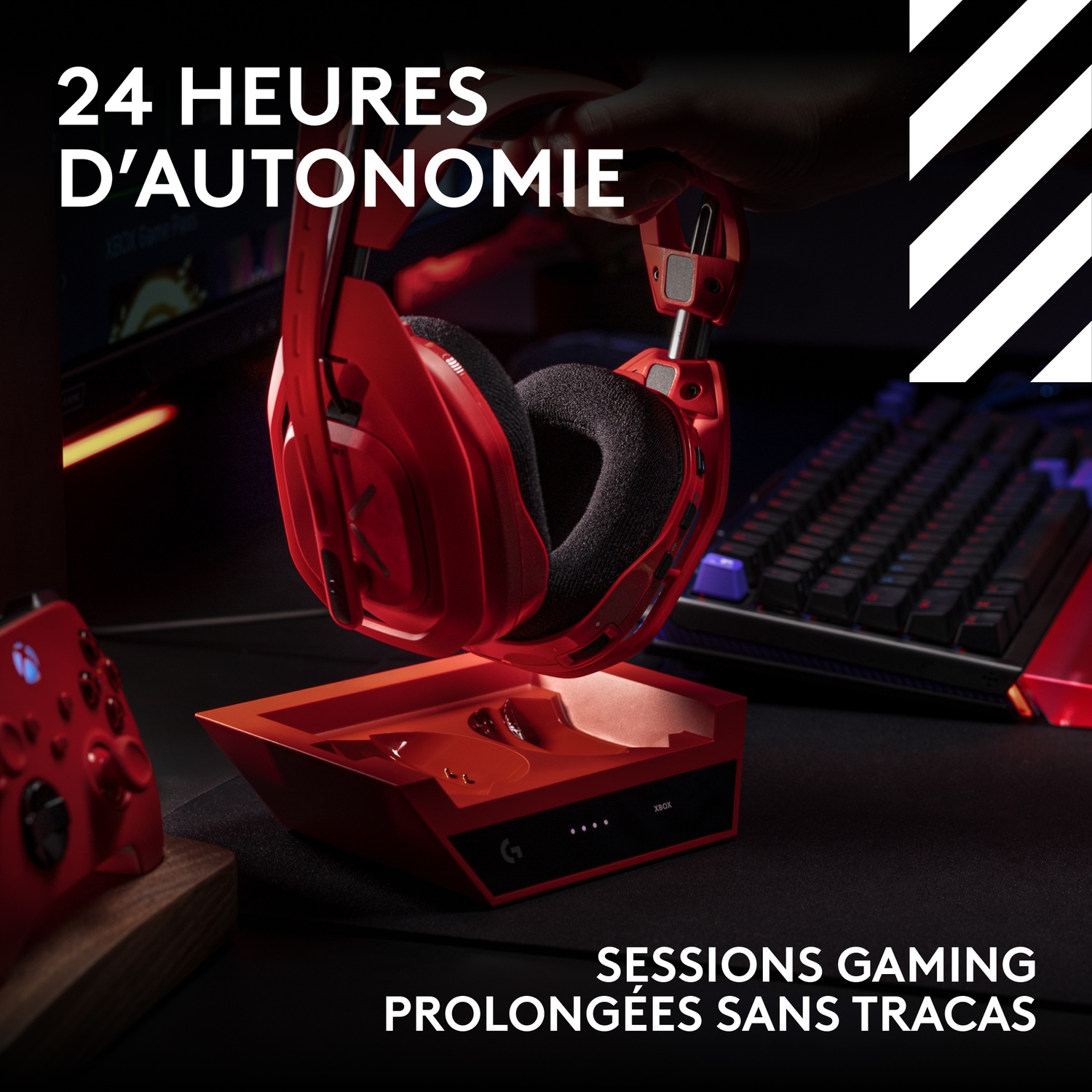 Casque de jeu rouge au-dessus d'une station de charge, avec clavier et manette.
