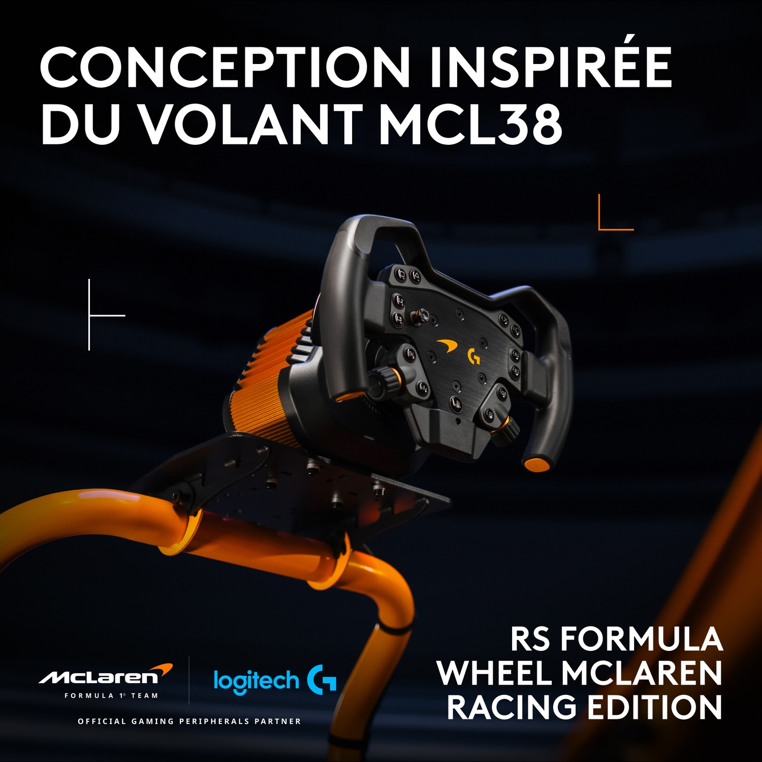 Volant de course McLaren Logitech RS Formula sur un support orange sur fond sombre.