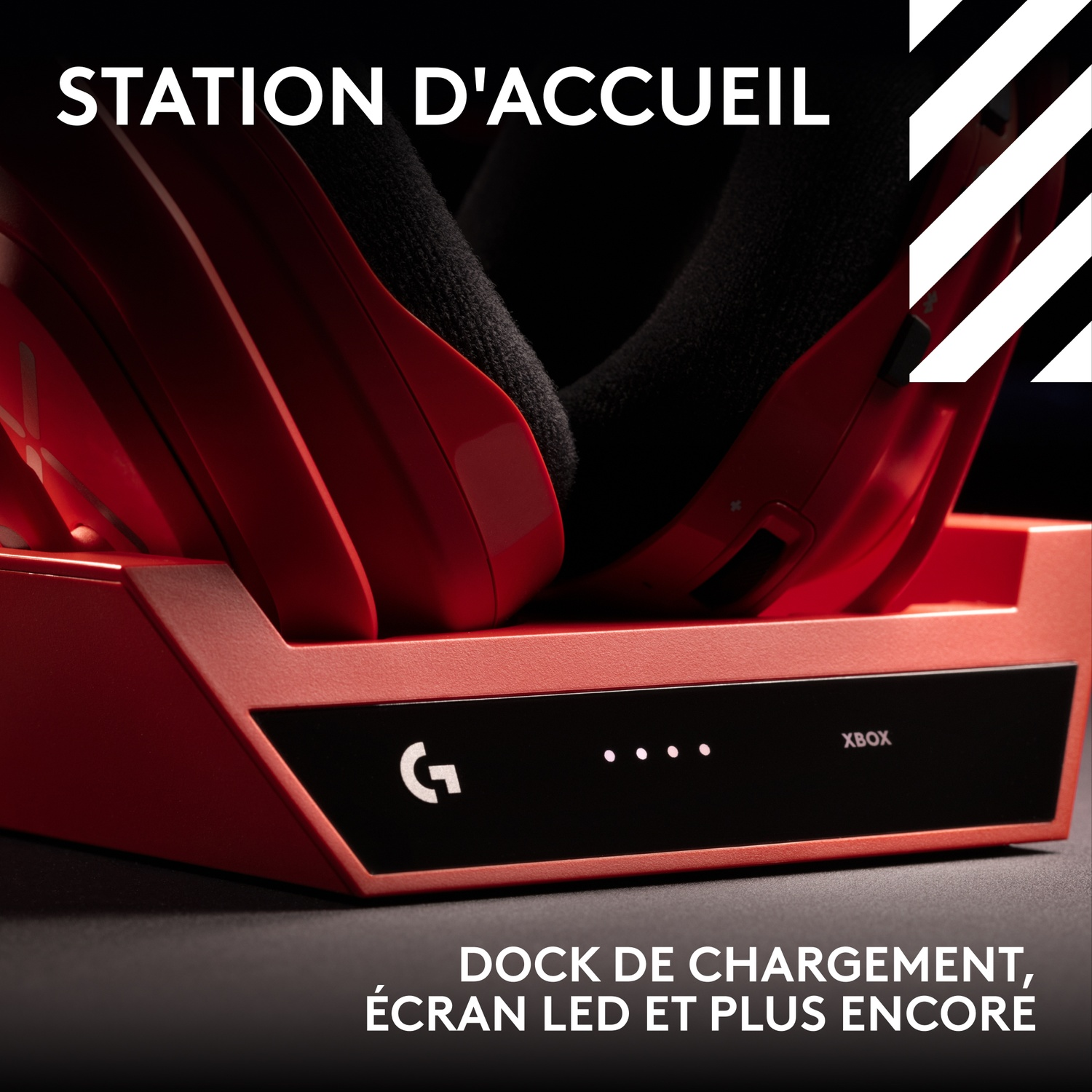 Casque de jeu rouge dans une station de charge rouge avec logo et LED.