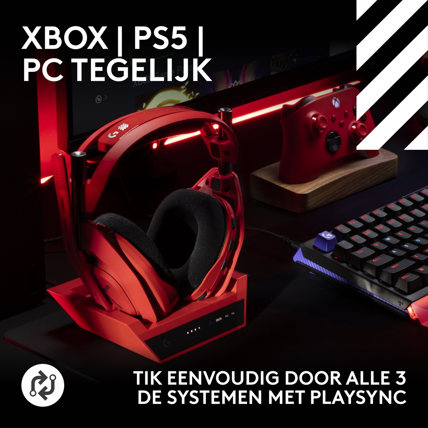 Rode gaming headset op oplaadstation met toetsenbord, controller en monitor op de achtergrond met rode verlichting.