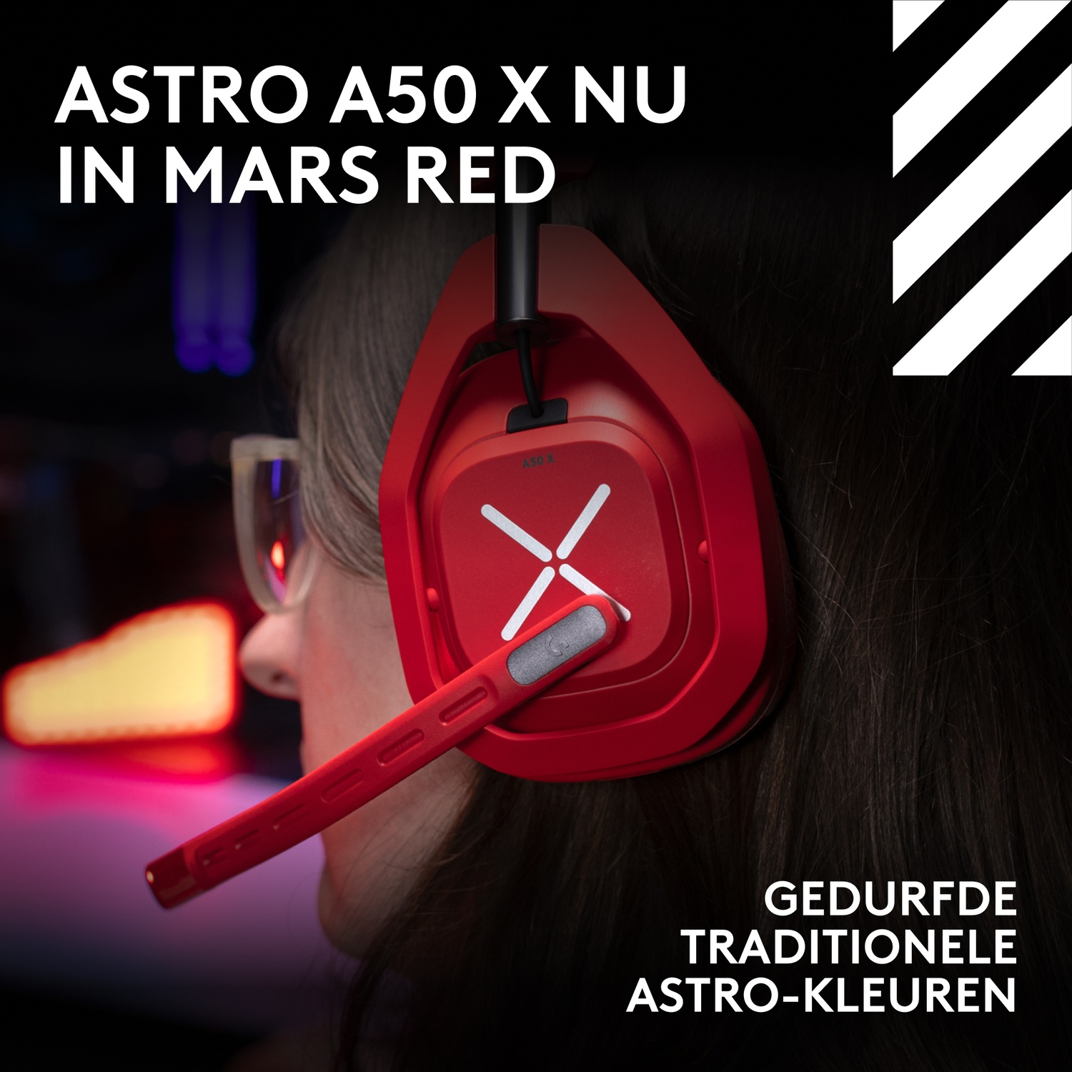 Persoon met rode Astro A50 X gaming headset met microfoon en promotietekst.