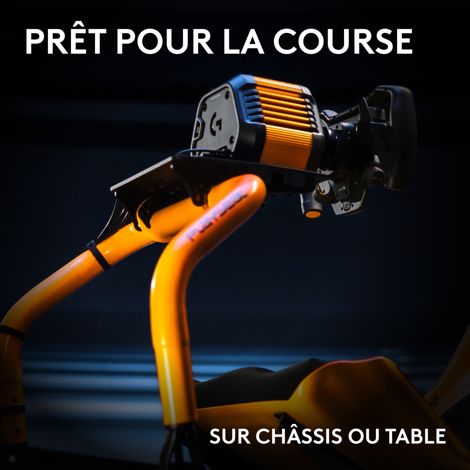 Un volant et une base de simulation de course jaunes et noirs montés sur un châssis jaune.