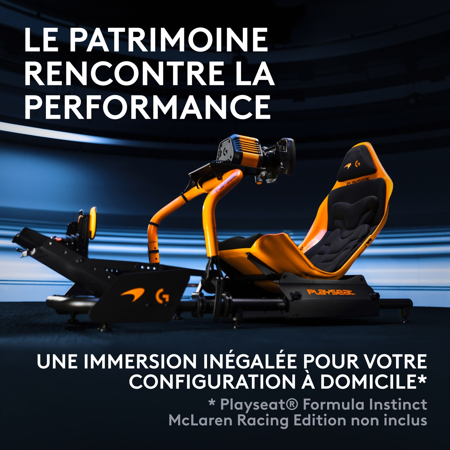 Siège de simulateur de course orange et noir avec volant sur fond bleu foncé et texte en français.