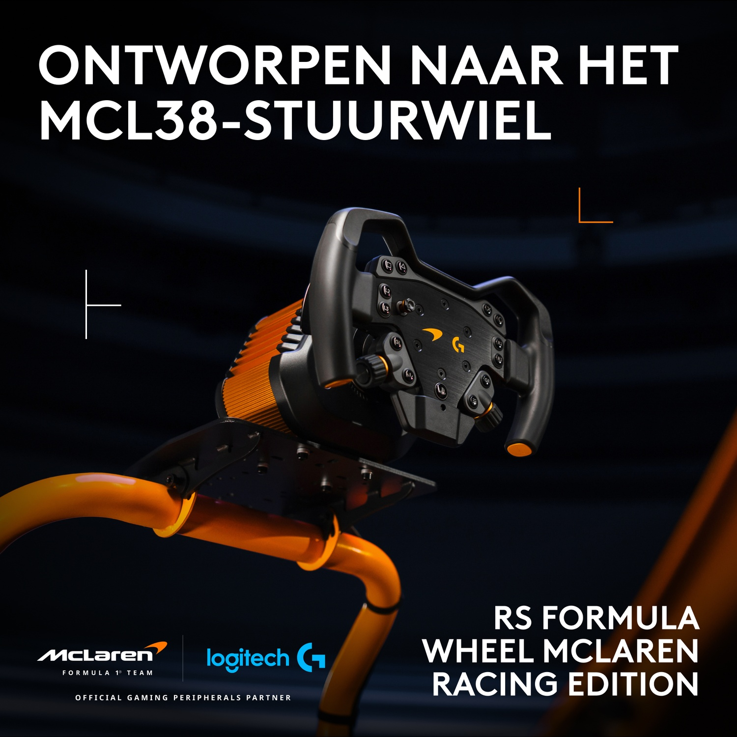 Een geel-zwarte McLaren Formule 1-racestuur op een oranje standaard met tekst.
