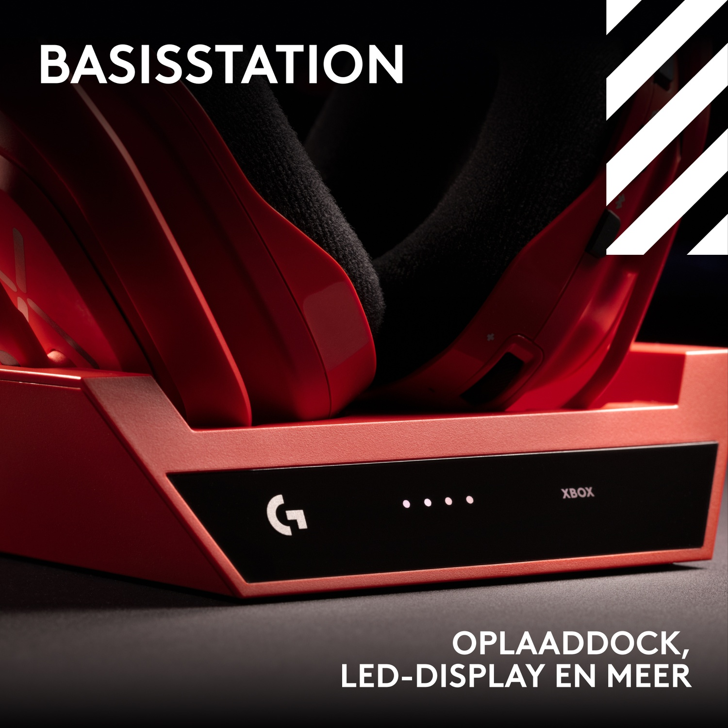 Rode gaming-koptelefoon in een rode oplaadstandaard met led-display en Logitech-logo.