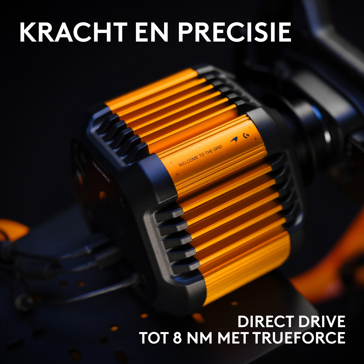 Een oranje en zwarte direct-drive racestuurvoet met de tekst "Welcome to the Grid".