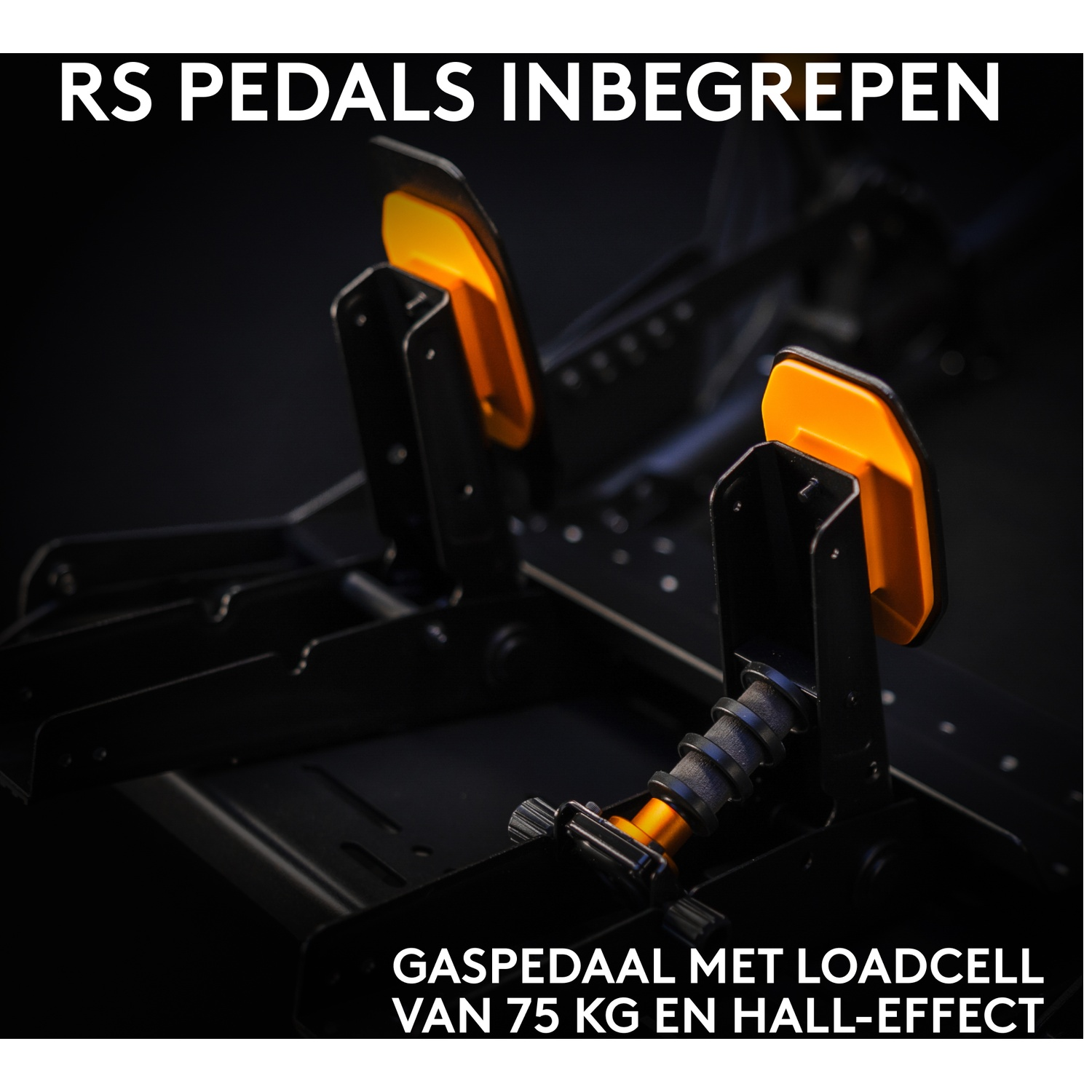 Zwarte RS-racepedalen met gele accenten tegen een donkere achtergrond.