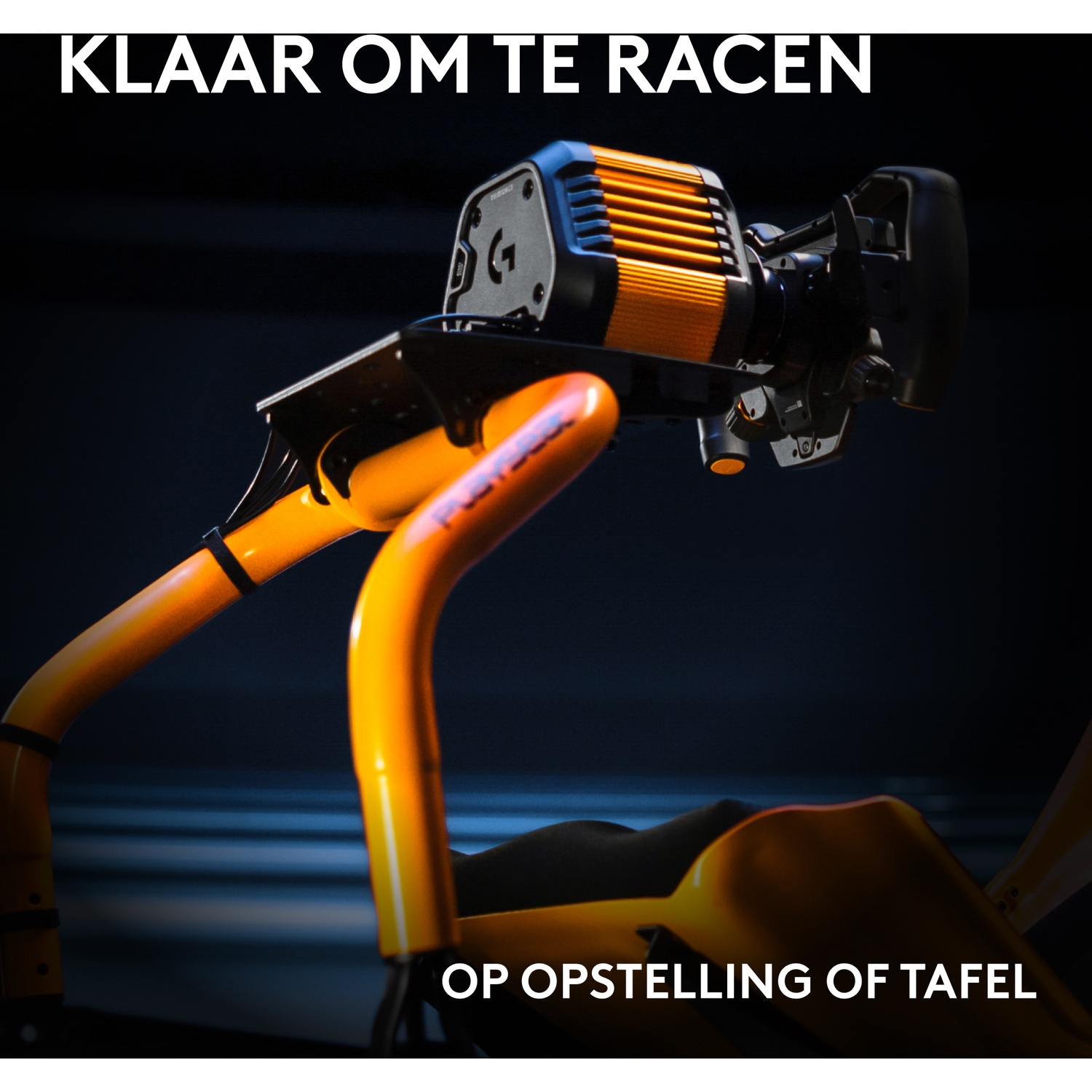Een oranje en zwarte racestuur-opstelling met dikke witte tekst tegen een donkere achtergrond.