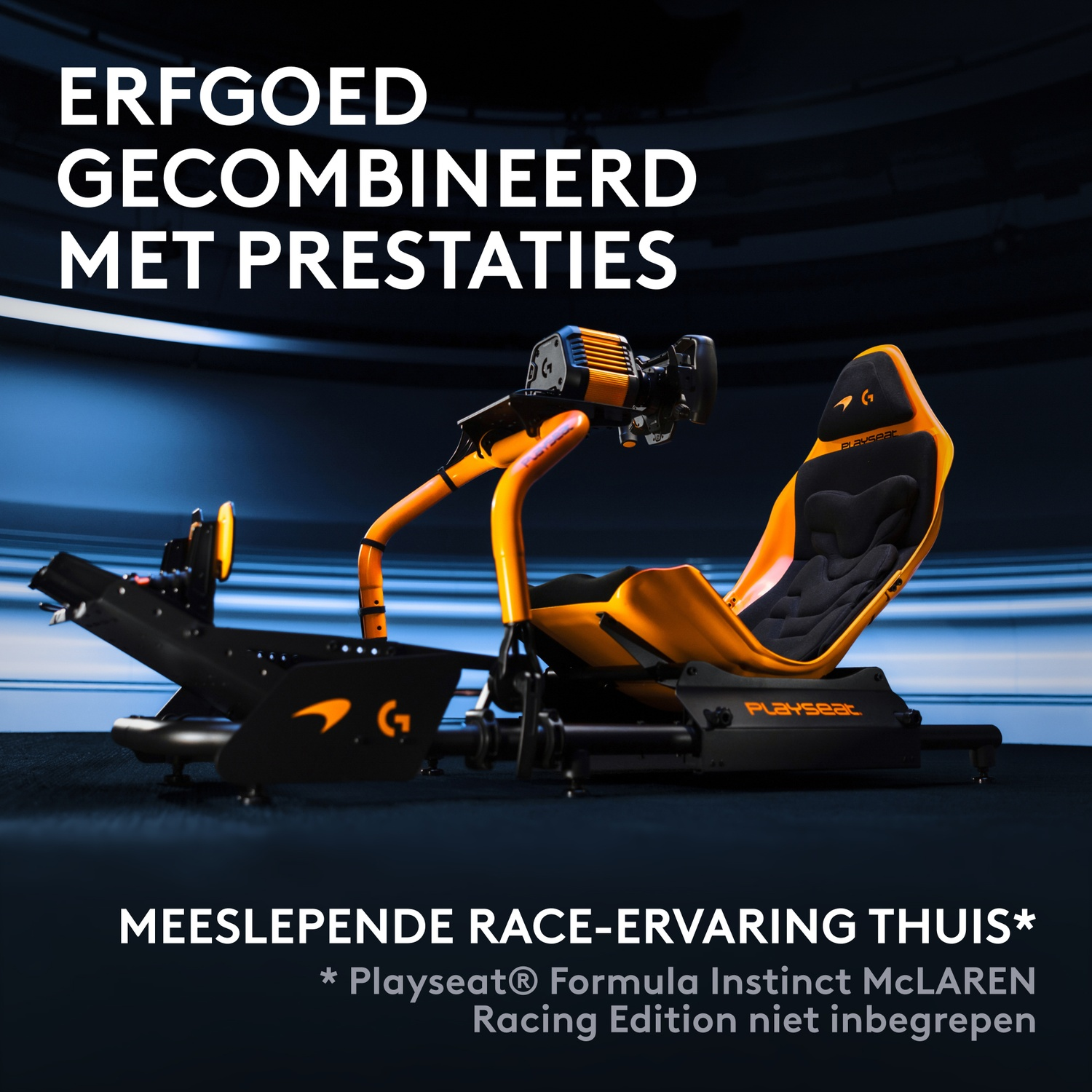 Playseat Formula Instinct McLaren Racing Edition met zwart-oranje frame, stuur en pedalen in een studio.