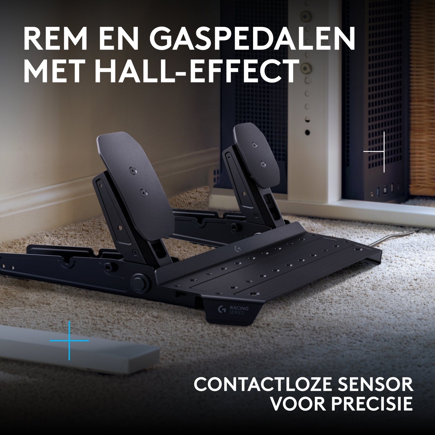 Zwarte racepedalen met Hall-effect op een tapijt, met een pc-kast op de achtergrond.