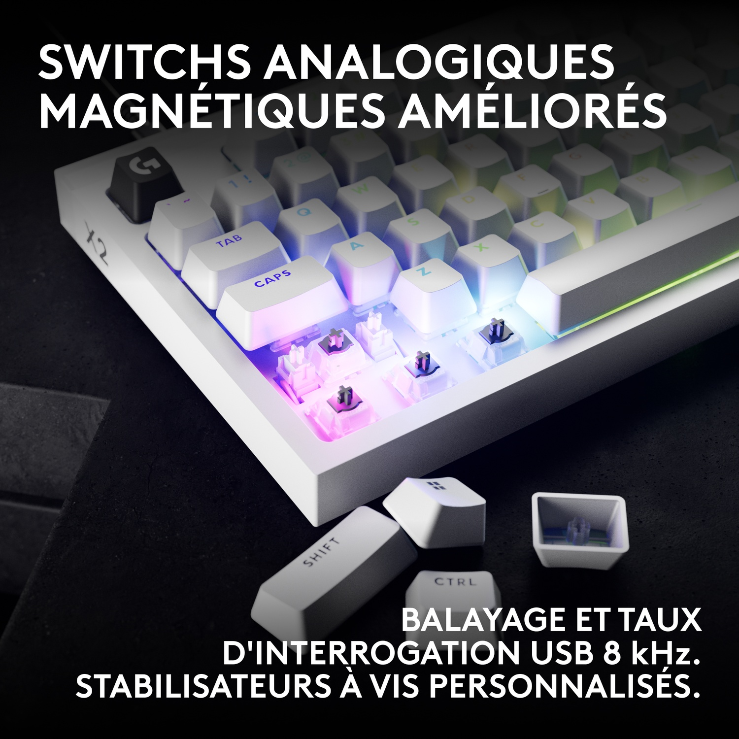 Clavier de jeu blanc avec éclairage RVB et touches détachées au premier plan.