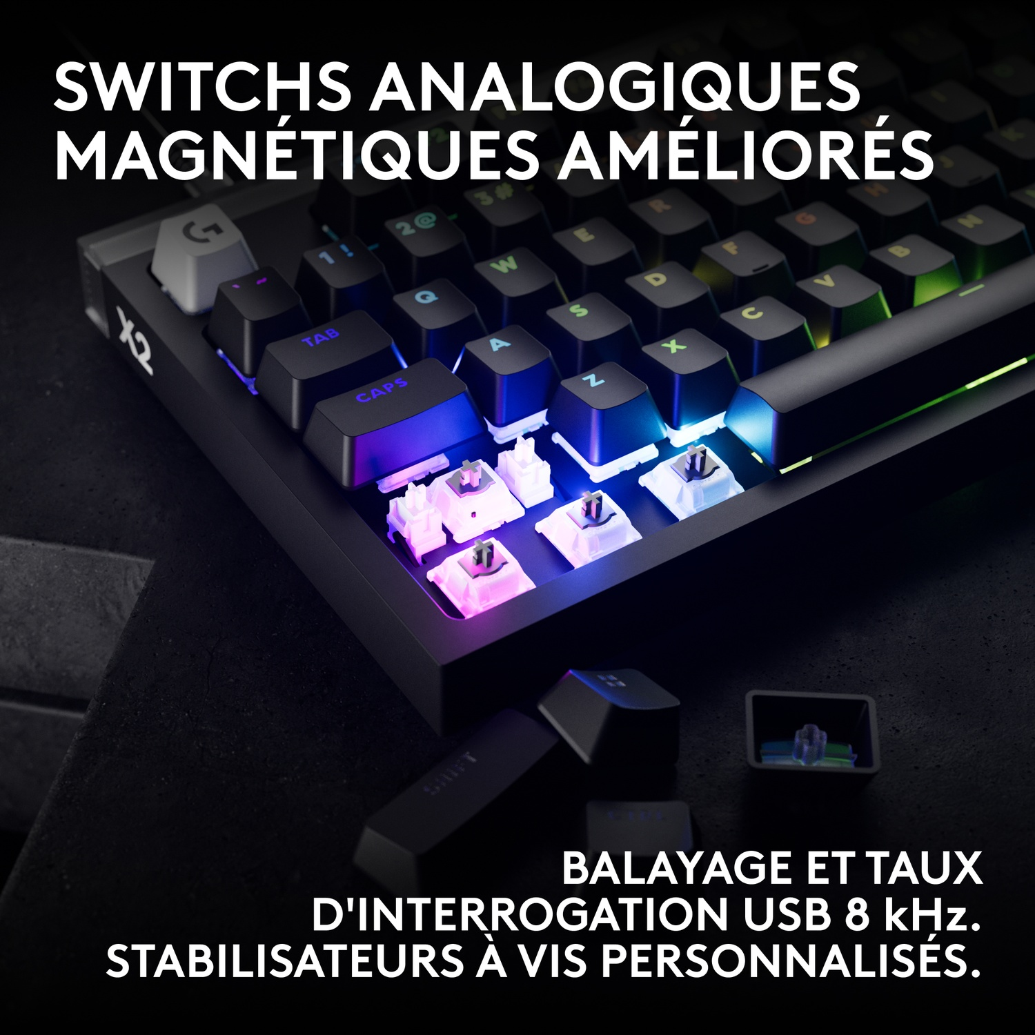 Clavier mécanique avec éclairage RVB et touches retirées révélant des commutateurs blancs.