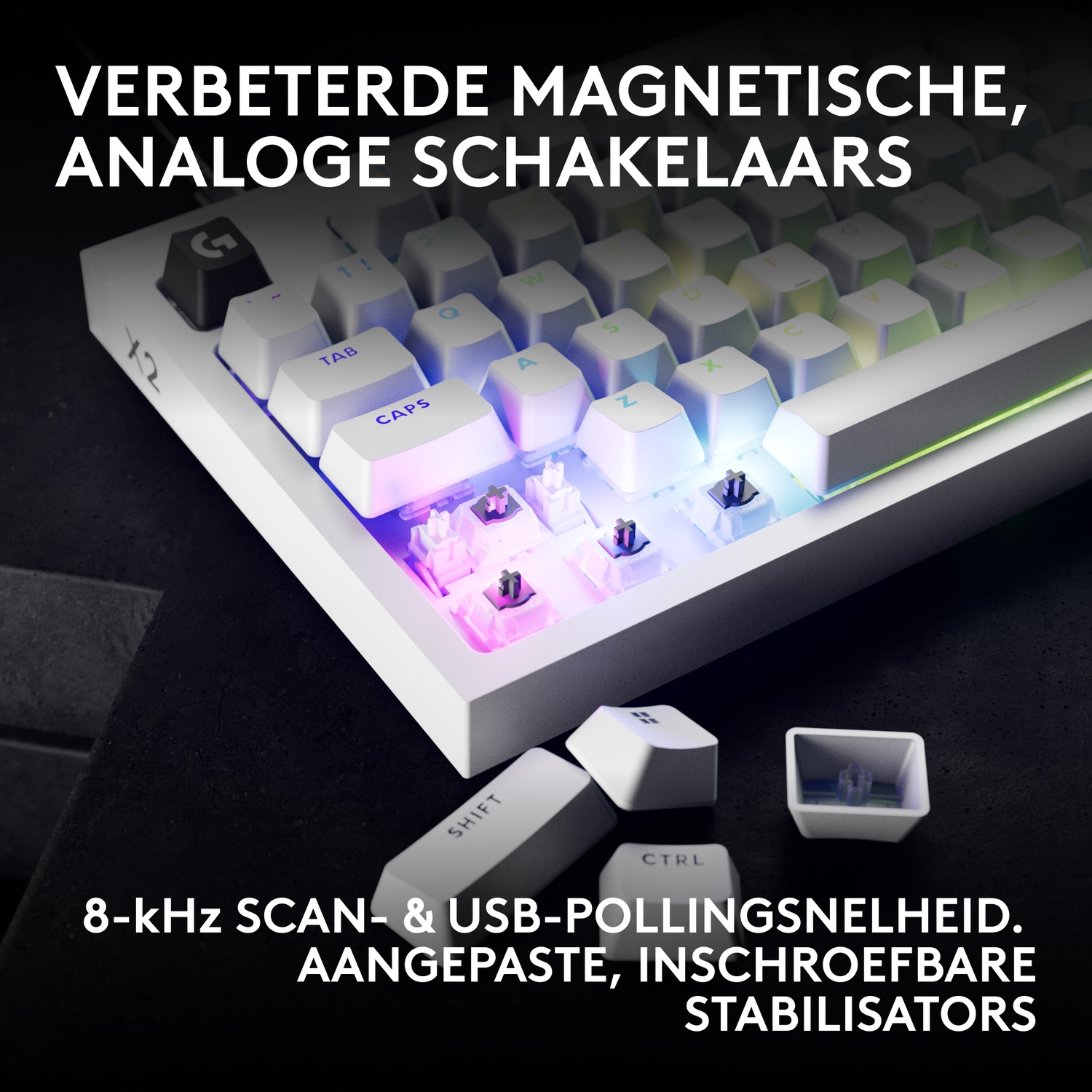 Een wit mechanisch toetsenbord met magnetische switches, RGB-verlichting en losse keycaps op een donkere ondergrond.
