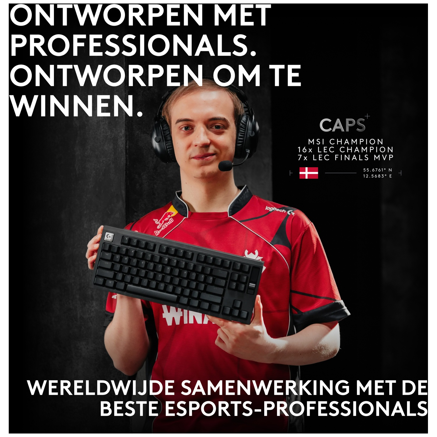 Esports speler Caps in rood shirt met headset en een zwart toetsenbord.