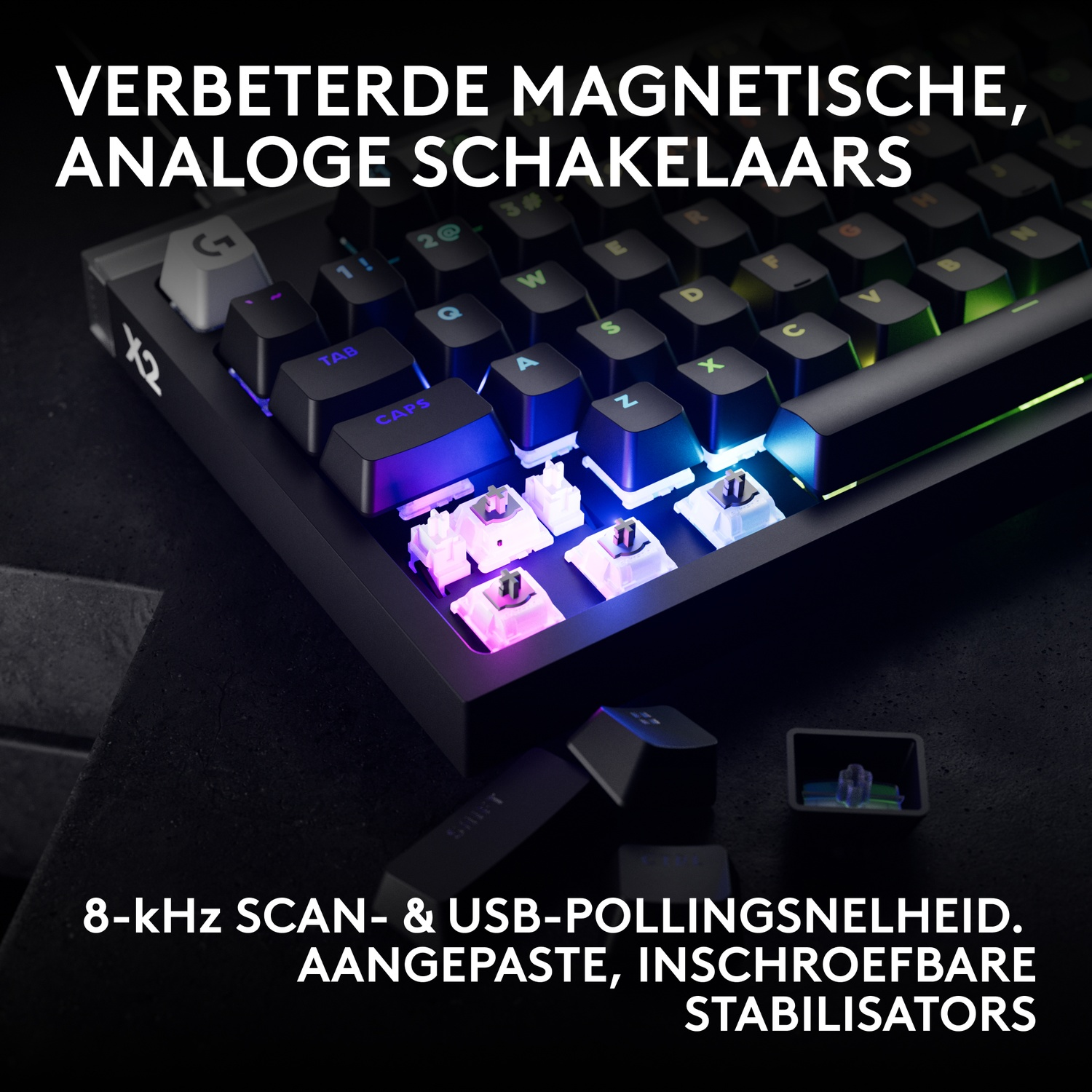 Mechanisch gamingtoetsenbord met RGB-verlichting, verwijderde keycaps en Nederlandse tekst.