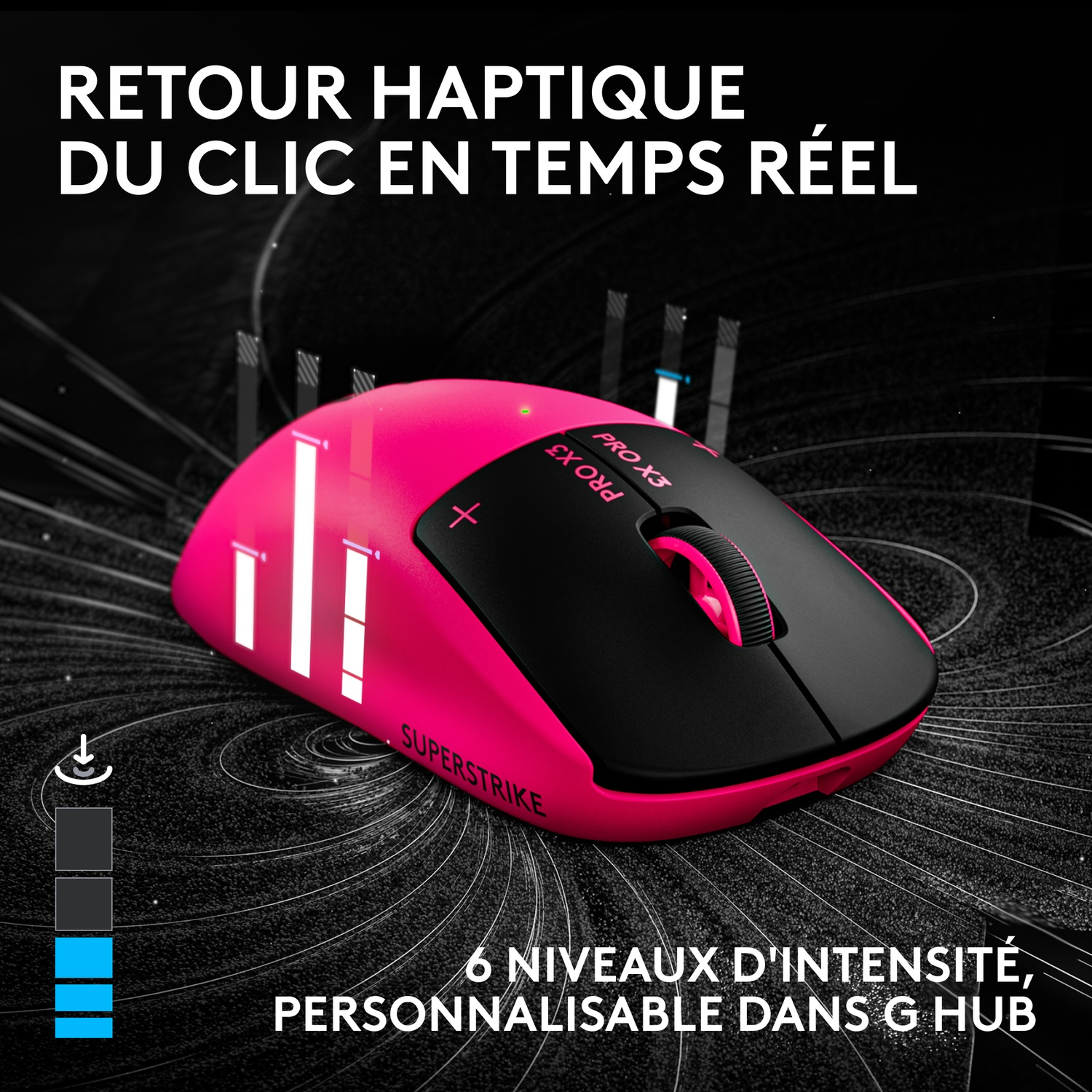Souris de jeu rose avec poignée noire et graphiques d'égaliseur blancs sur fond sombre.