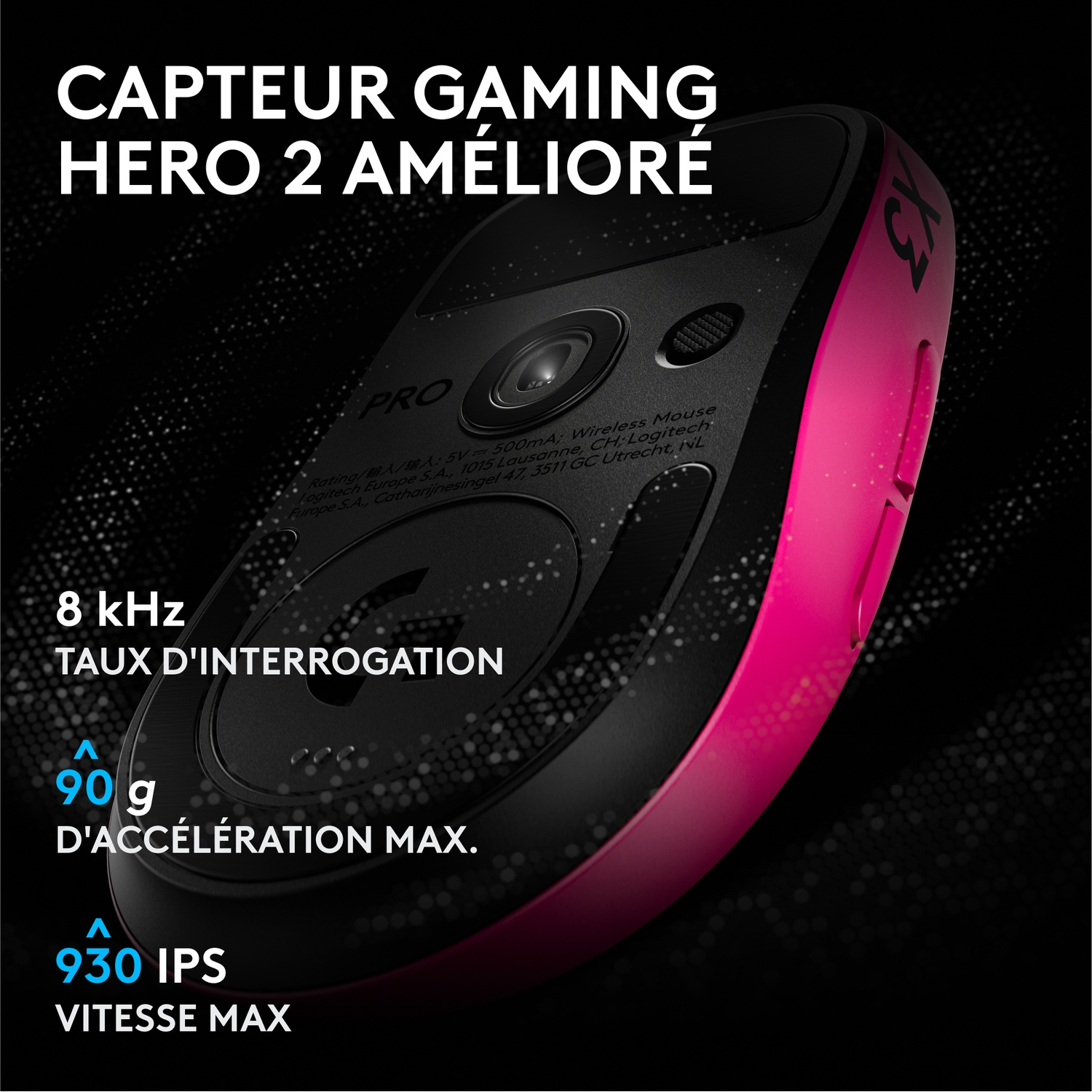 Vue de dessous d'une souris de jeu rose et noire avec capteur et texte technique, entourée de texte publicitaire.
