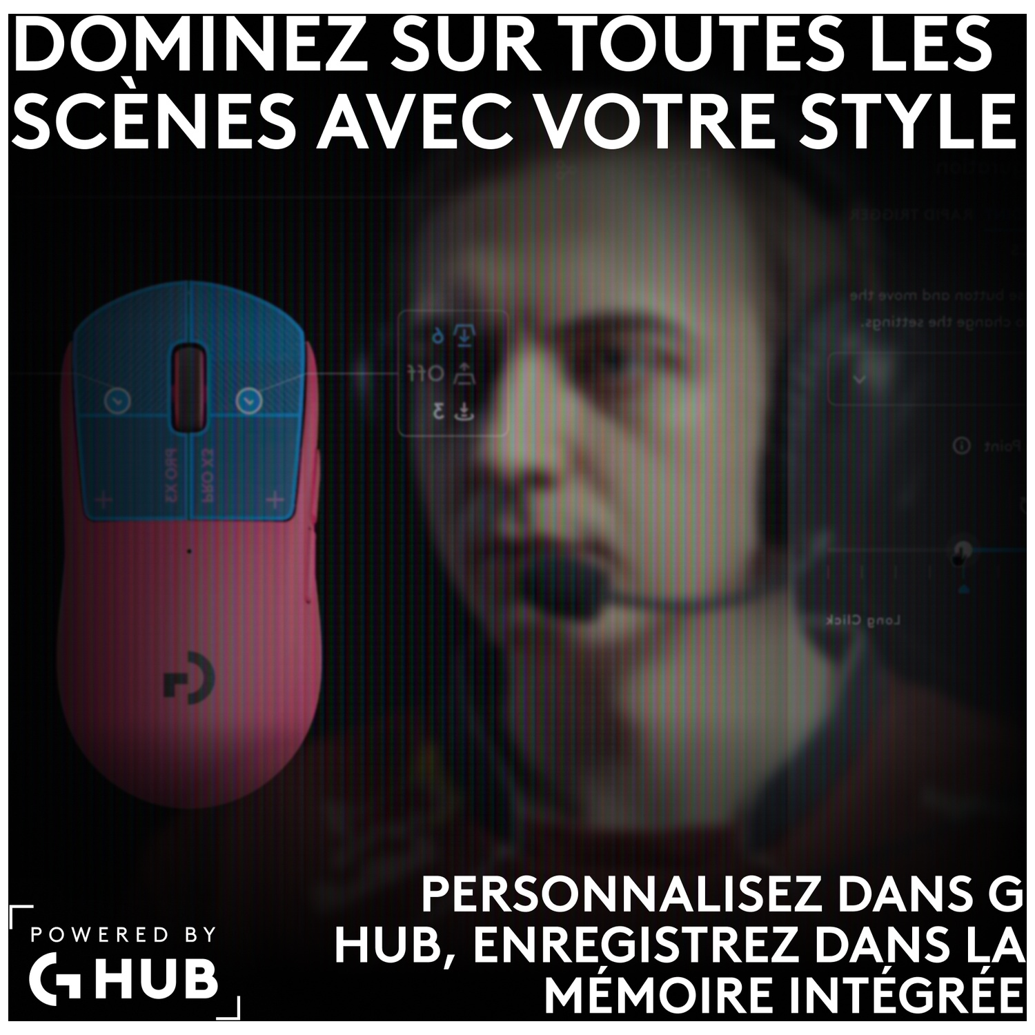 Une souris de jeu rose et bleue sur fond flou d'un joueur avec casque et du texte.