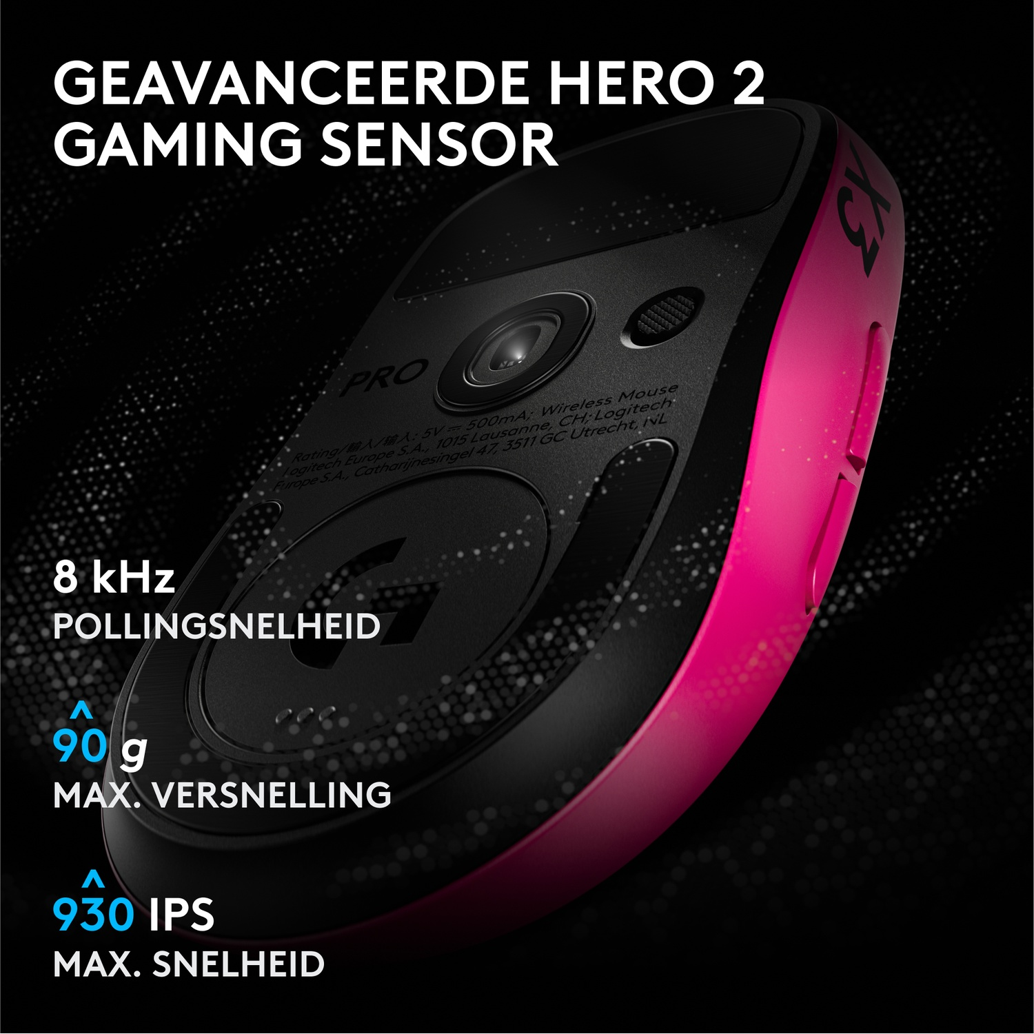 Onderkant van een roze-zwarte gamingmuis met sensor en specificaties.