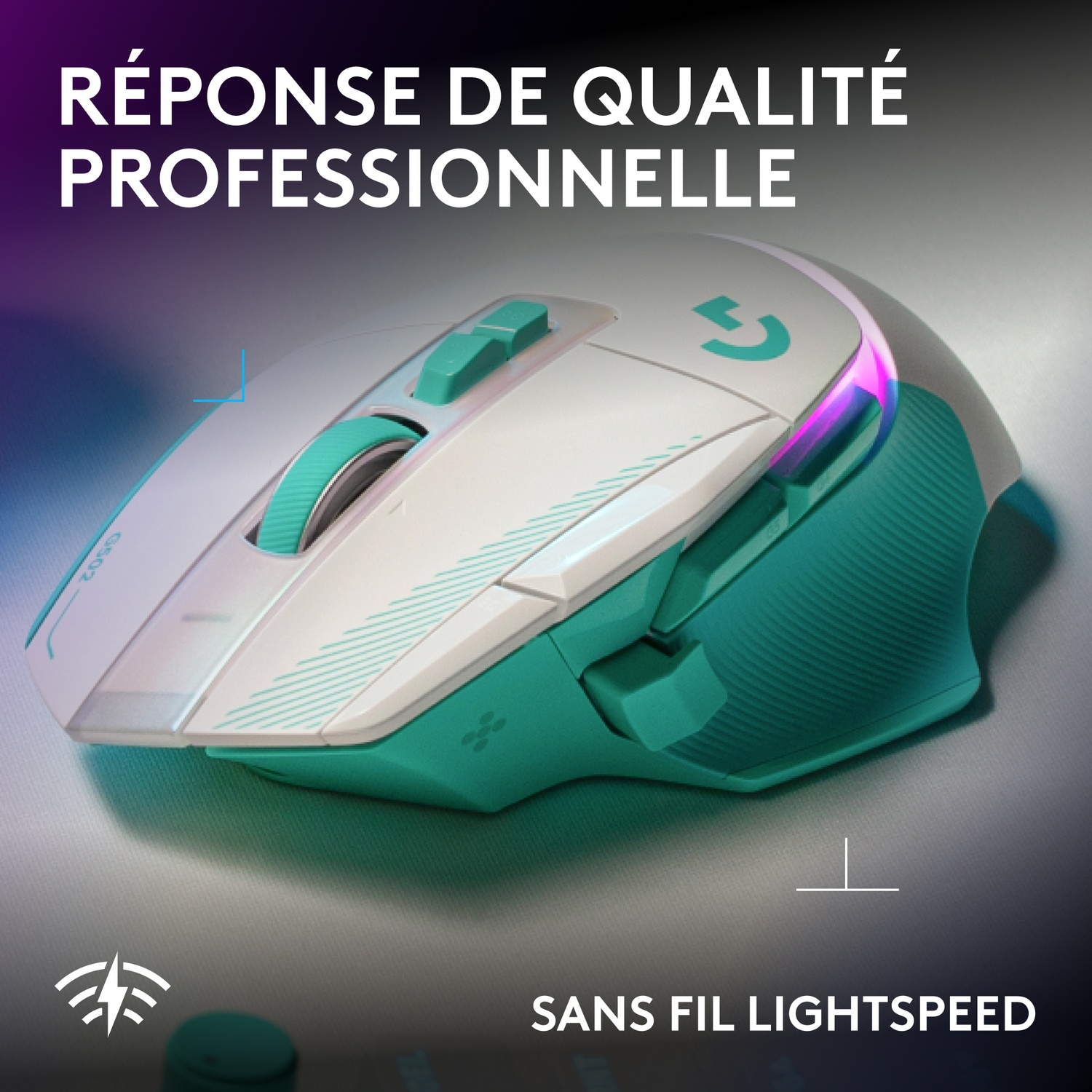 Une souris de jeu sans fil blanche et turquoise sur une surface lisse avec du texte en français.