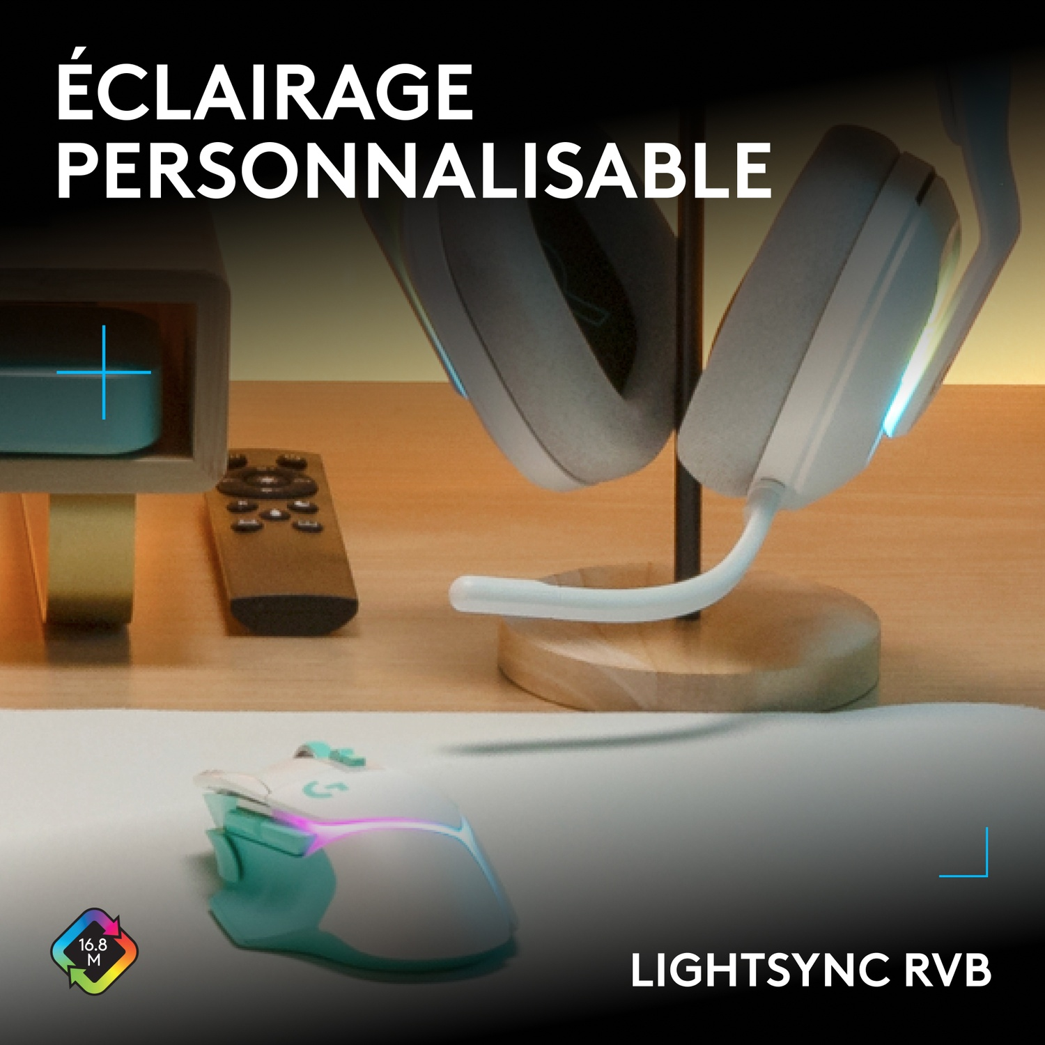 Souris de jeu blanche et casque avec éclairage RVB sur un bureau en bois avec du texte.