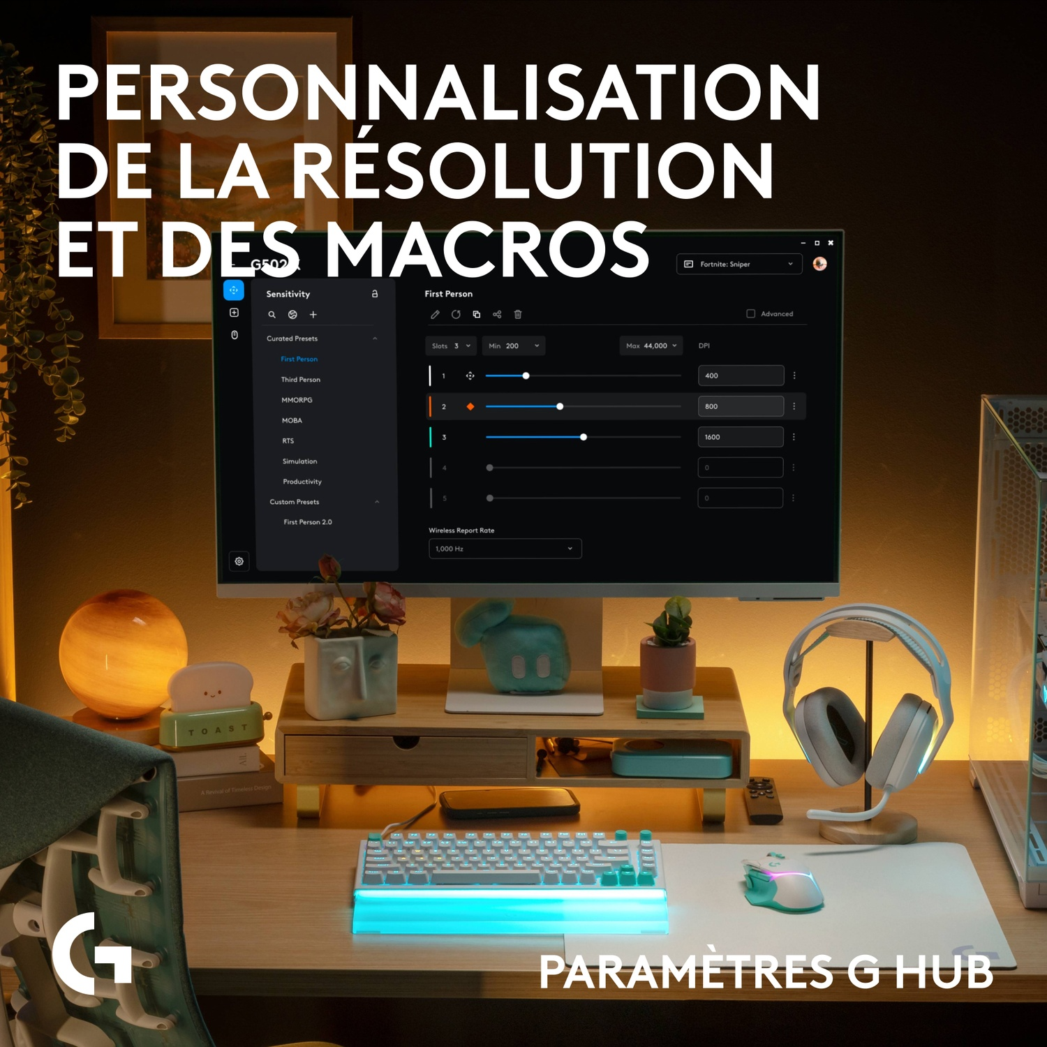 Configuration de jeu avec un moniteur, un clavier blanc, une souris et un globe lumineux sur le bureau.