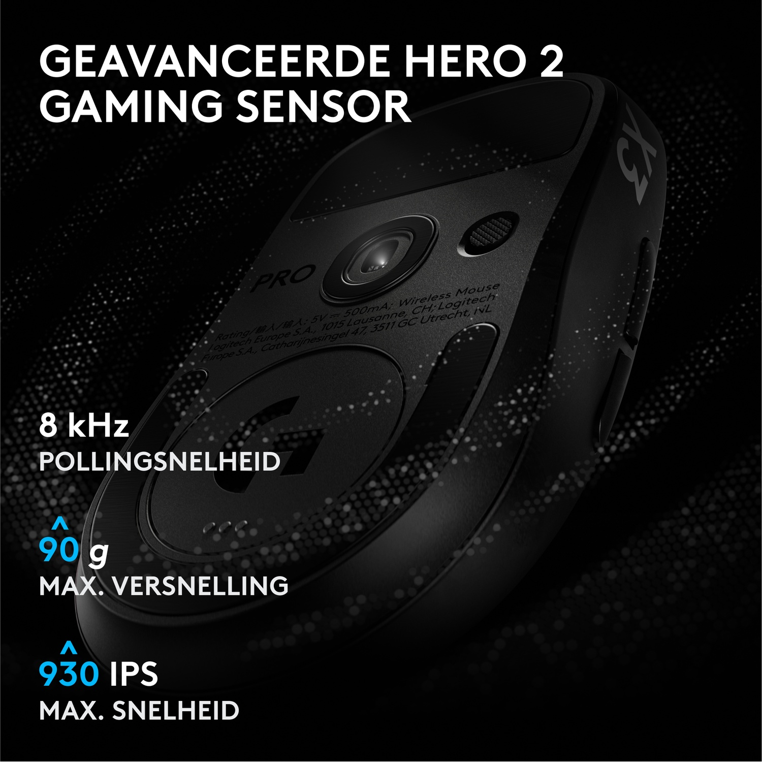 Onderaanzicht van een zwarte gamingmuis met sensor, tekst en donkere achtergrond.