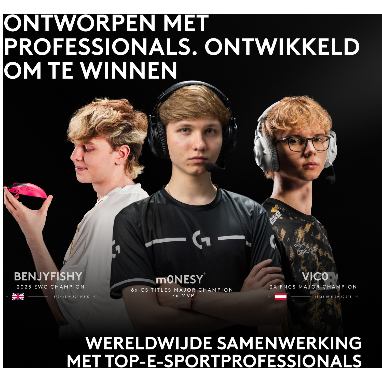 Drie e-sportspelers met koptelefoons en gaming-apparatuur tegen een donkere achtergrond.