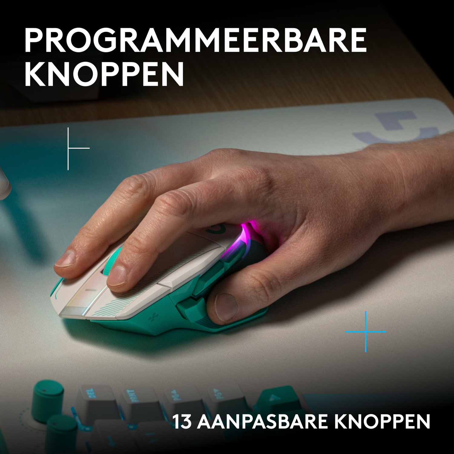 Een hand gebruikt een witte en turquoise gamingmuis op een muismat met tekst.