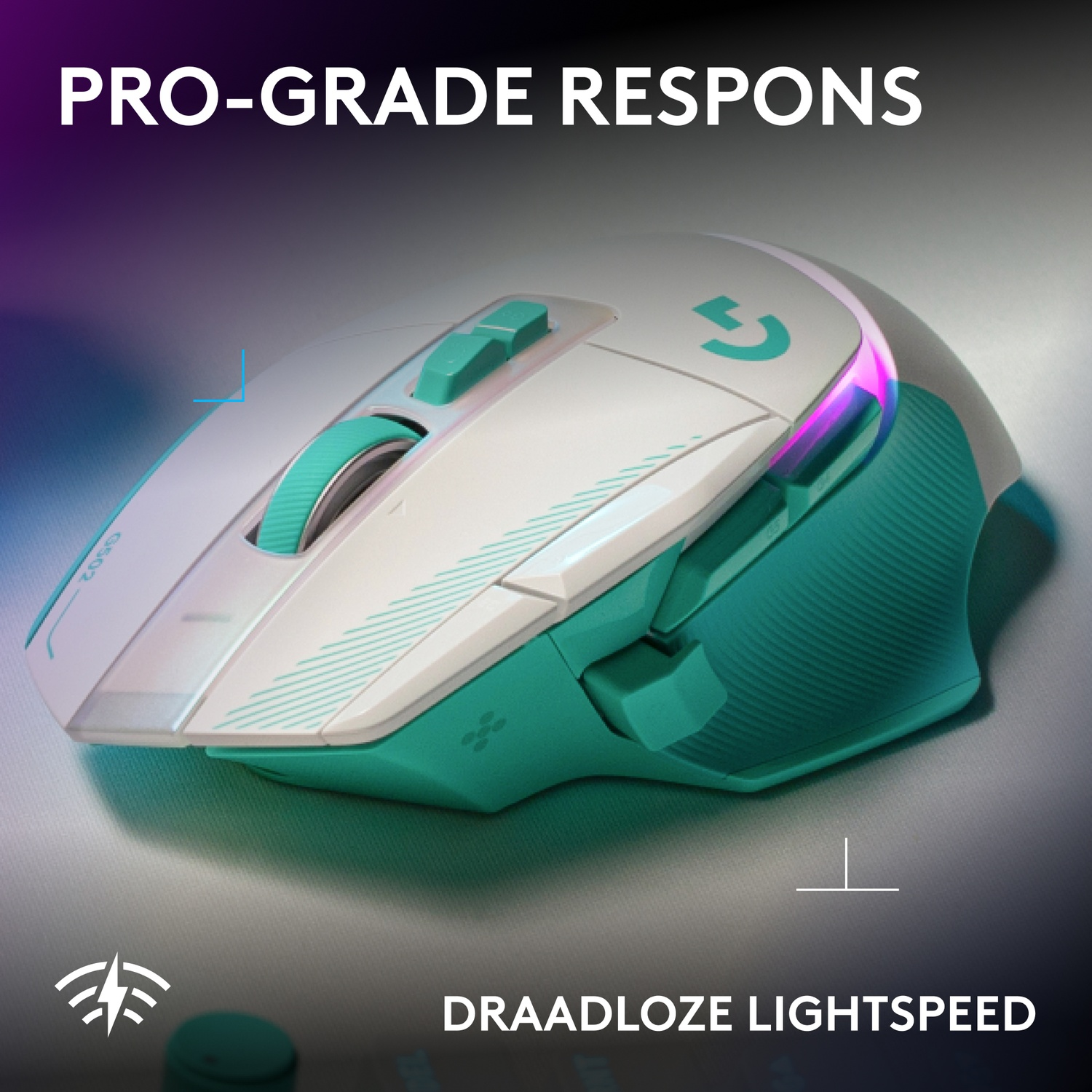 Een witte en teal draadloze gamingmuis rust op een reflecterend oppervlak.