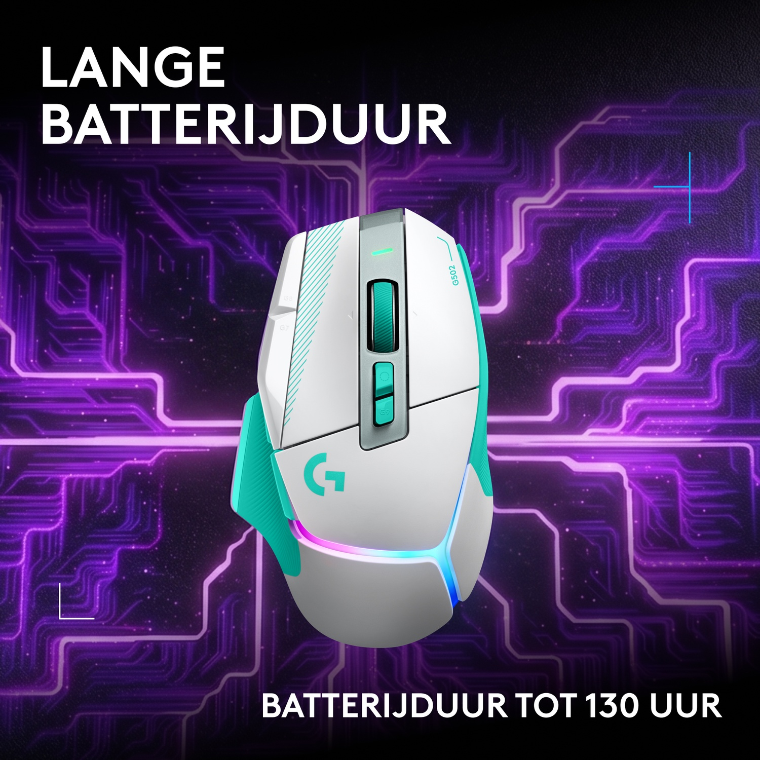 Witte en turquoisen gamingmuis met RGB-verlichting op een paarse printplaat achtergrond.