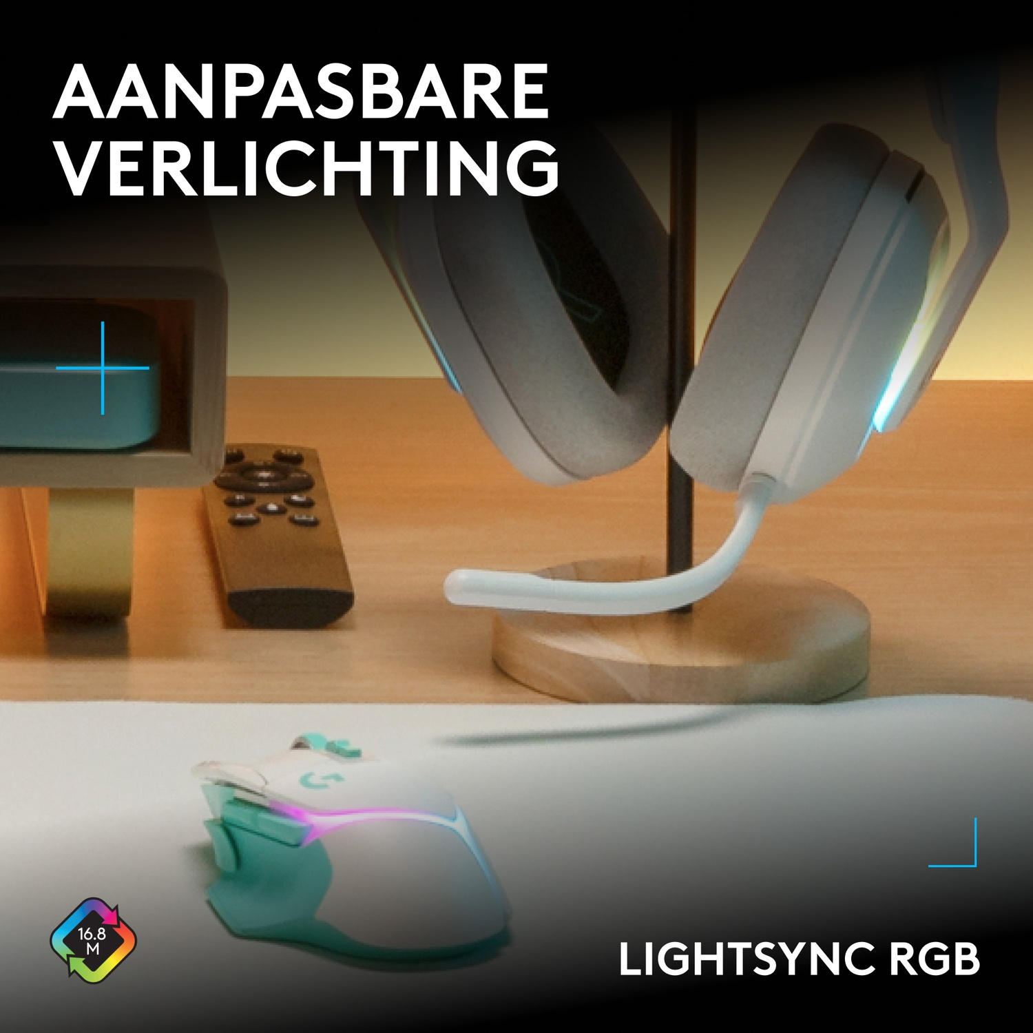 Witte gamingmuis en headset op een houten bureau met RGB-verlichting.