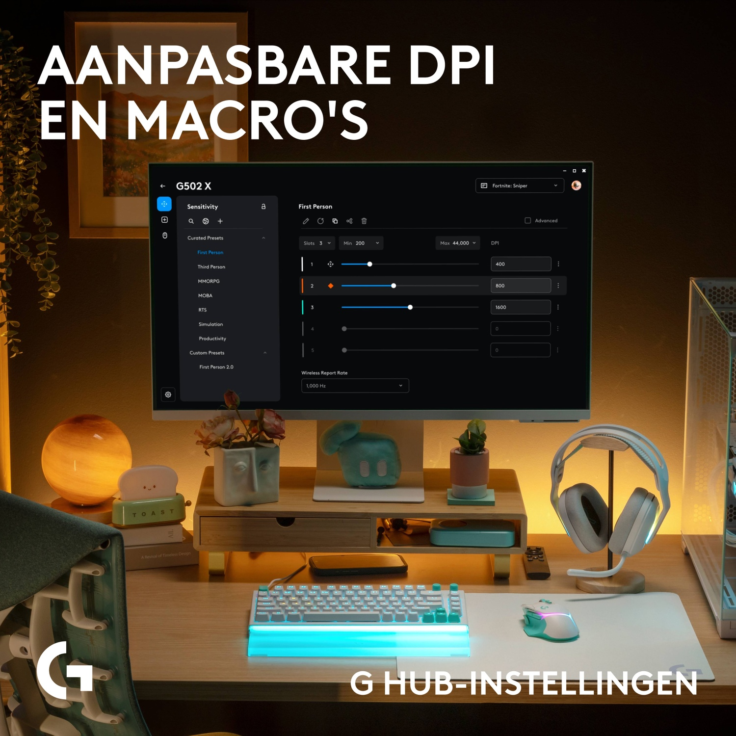 Gaming bureau setup met monitor, wit toetsenbord, muis en headset op een houten bureau.