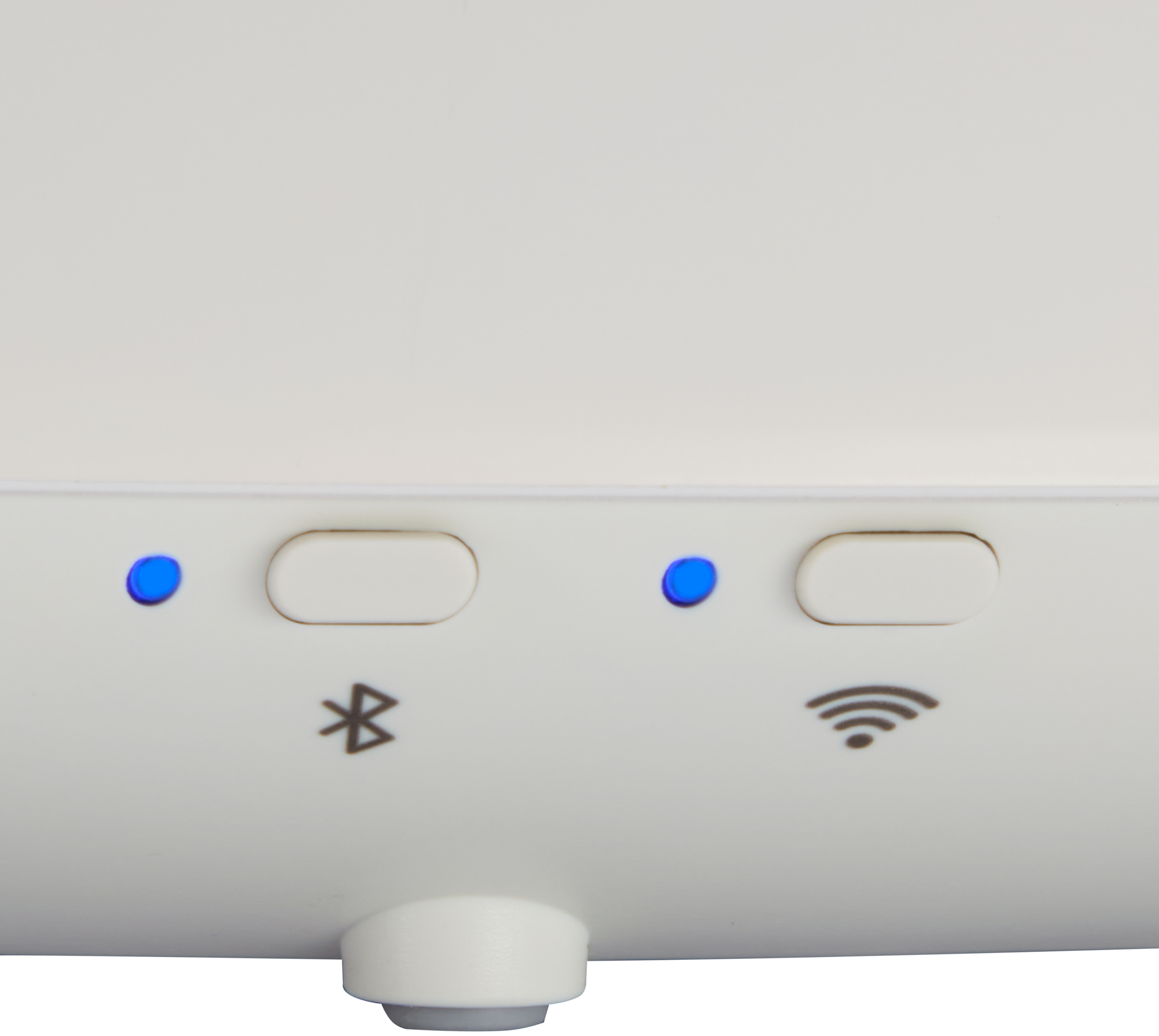 Közelkép egy fehér eszköz előlapjáról, két gombbal, kék LED-ekkel, valamint Bluetooth- és Wi-Fi-ikonokkal.