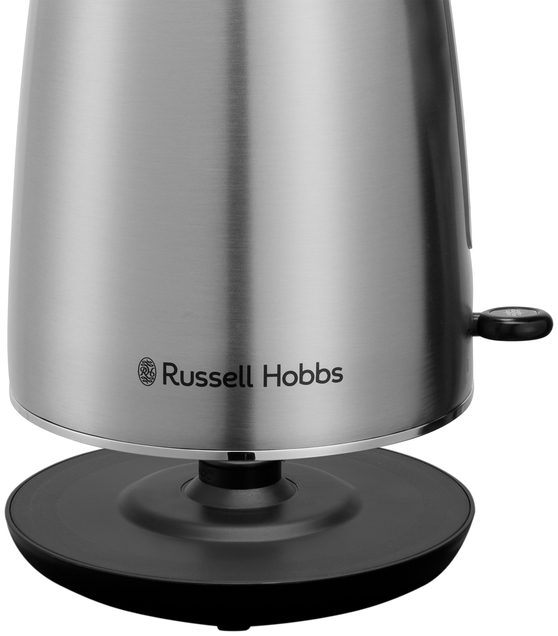 Szálcsiszolt rozsdamentes acél Russell Hobbs vízforraló fekete alappal és kapcsolóval fekete háttéren.