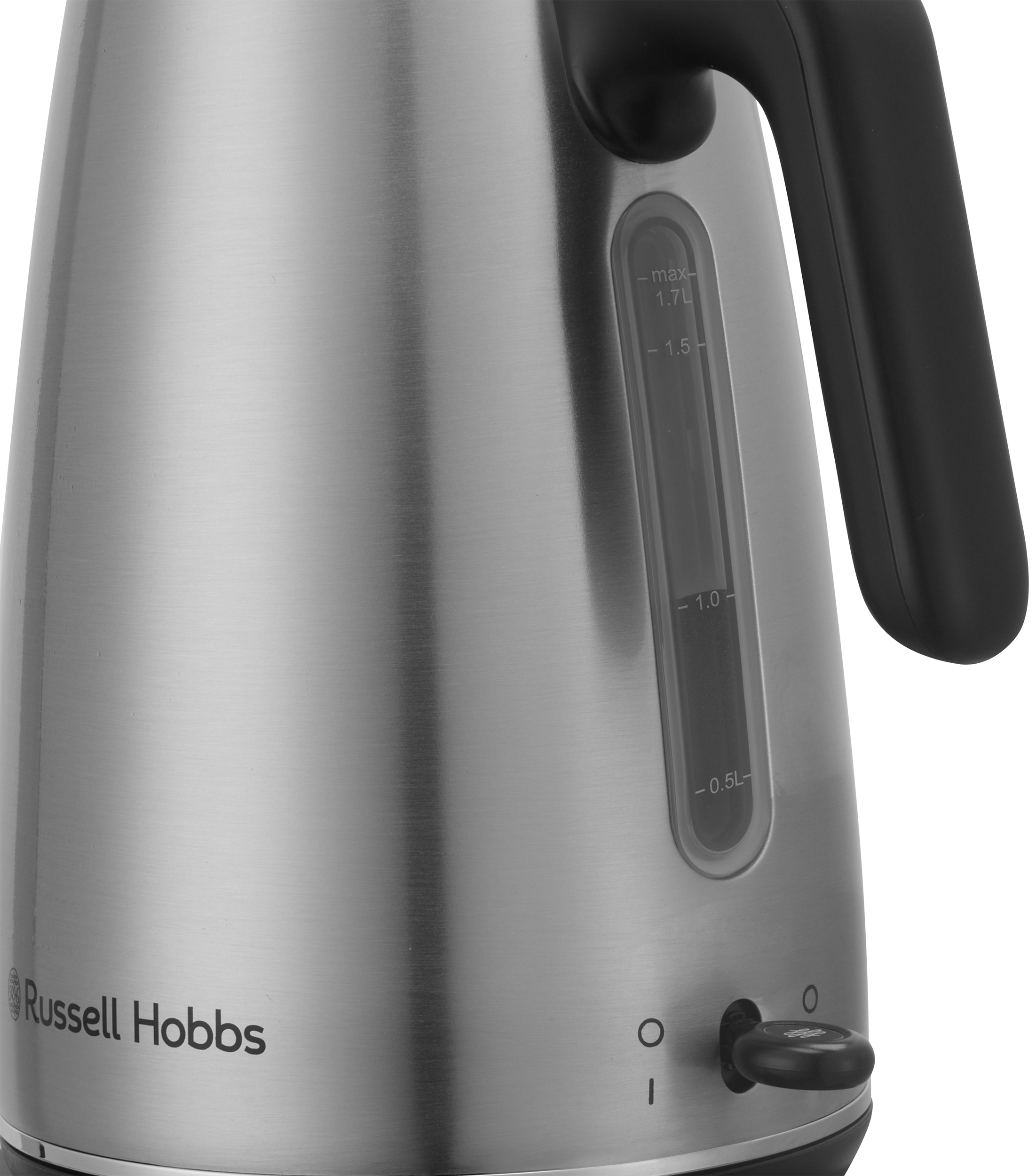 Egy ezüst Russell Hobbs vízforraló fekete fogantyúval, vízszintjelzővel és alsó kapcsolóval.