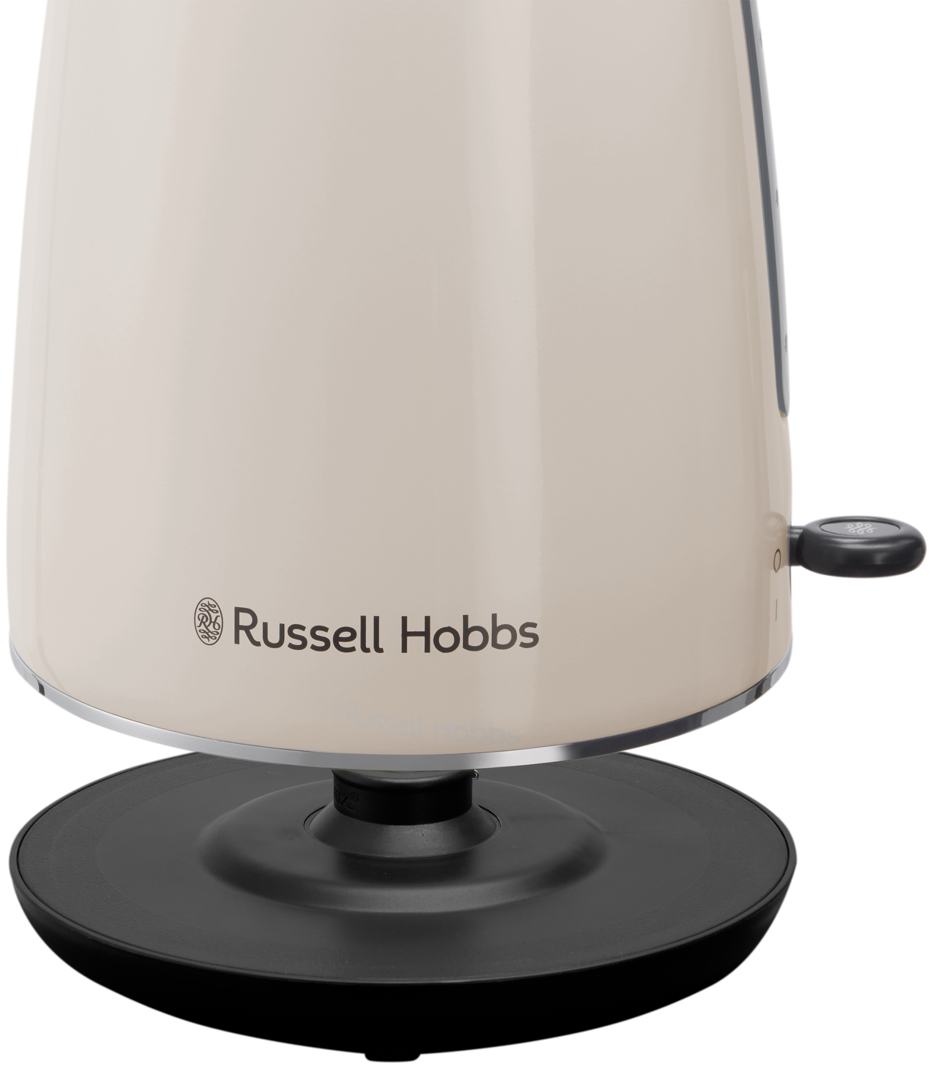 Egy krém színű Russell Hobbs vízforraló fekete alapon, fekete háttérrel.