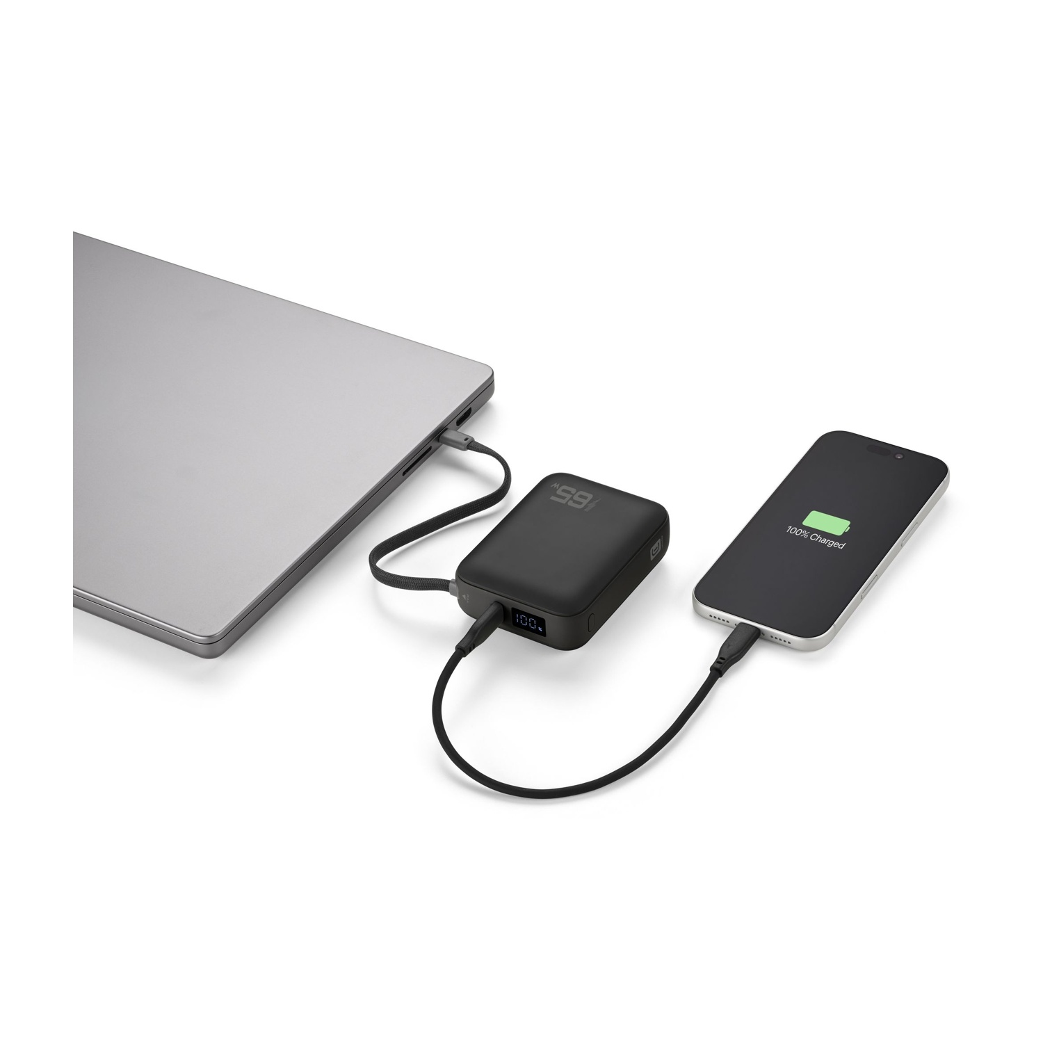 Un power bank nero è collegato con cavi a un computer portatile a sinistra e a uno smartphone a destra.