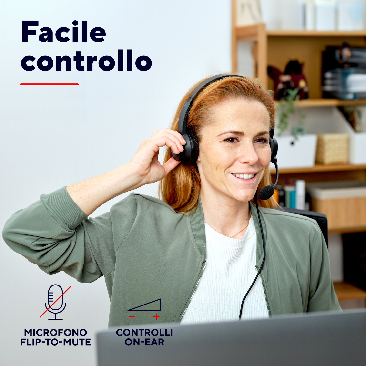 Una donna sorridente con cuffie e microfono, mentre le regola seduta a una scrivania con un computer.