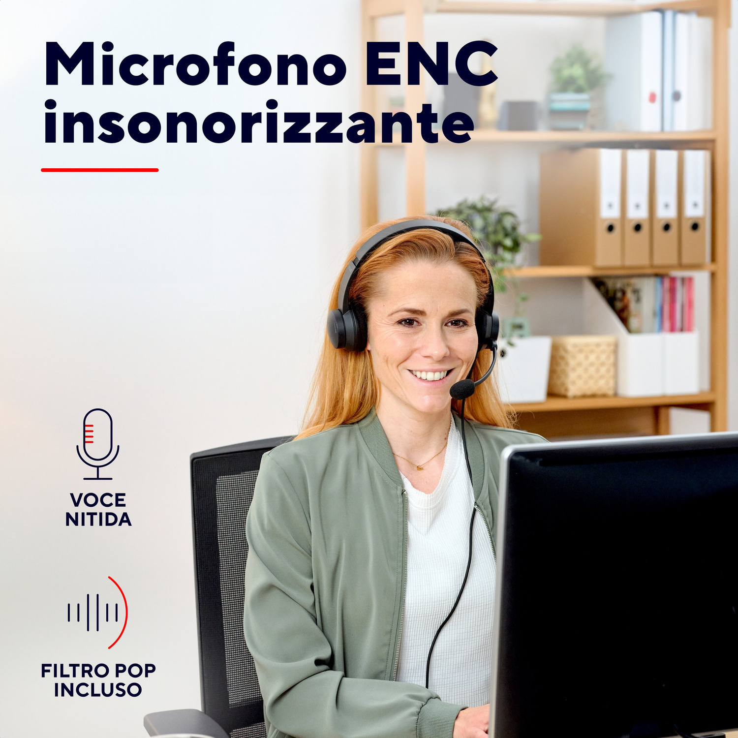 Donna con cuffie seduta al computer in ufficio, con testo in sovraimpressione.