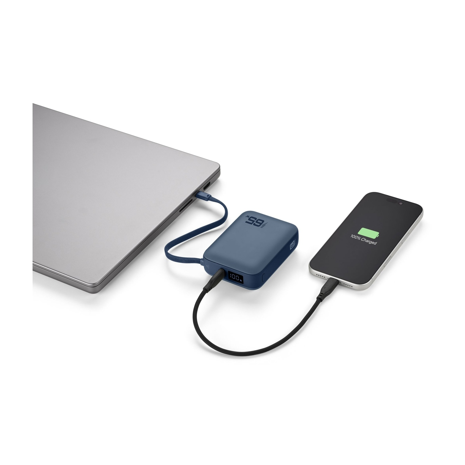 Un power bank blu ricarica un laptop e uno smartphone tramite cavi.