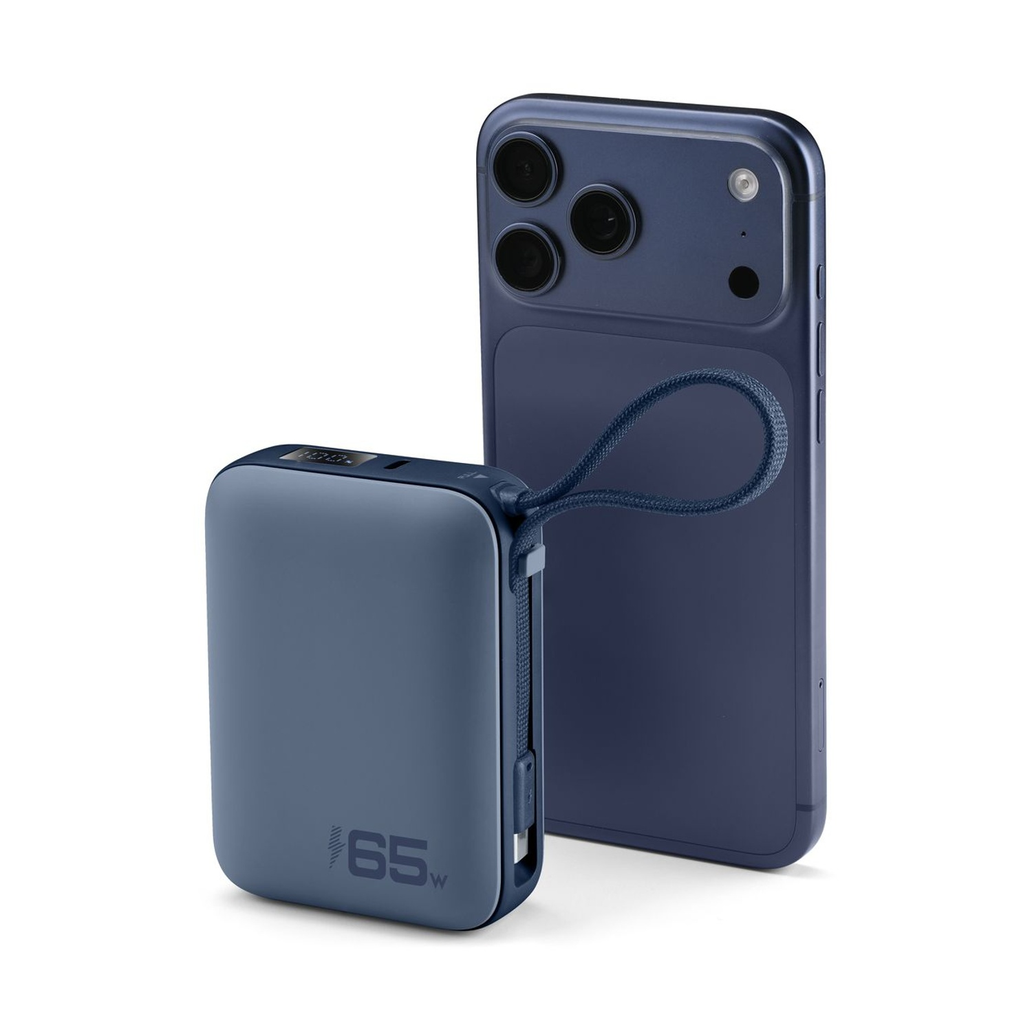 Power bank blu da 65W con cordino accanto a uno smartphone blu su sfondo bianco.