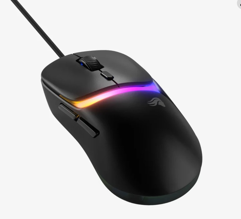 Beyaz arka planda RGB aydınlatmalı ve yan tuşlu siyah kablolu oyuncu faresi.